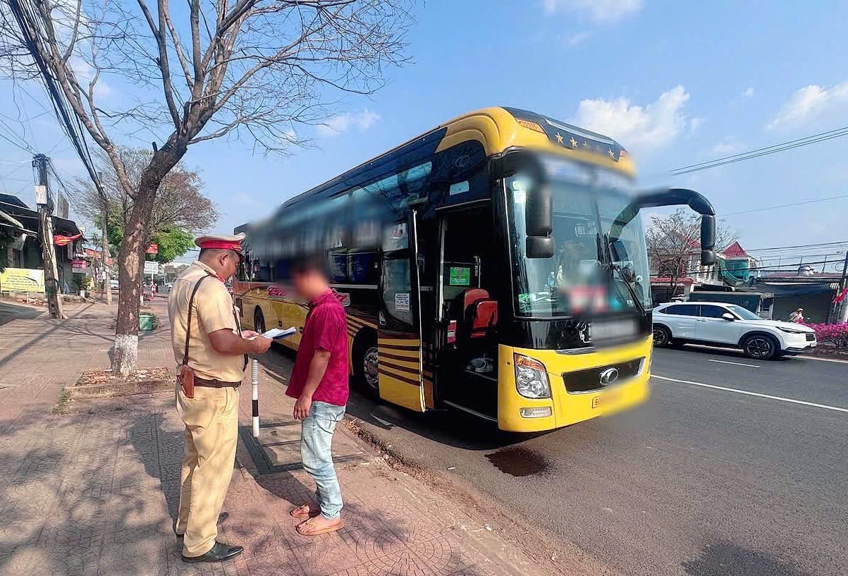 Đồng Nai: Xử phạt tài xế xe khách lấn làn, chở quá khách theo quy định- Ảnh 1. Đồng Nai: Xử phạt tài xế xe khách lấn làn, chở quá khách theo quy định- Ảnh 1.