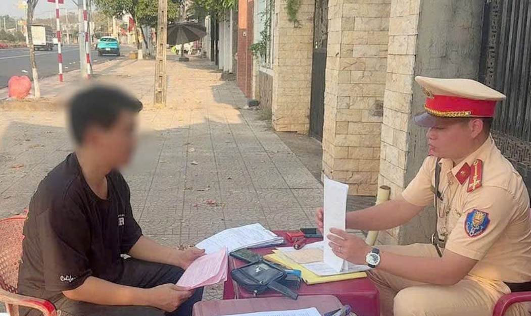 Đồng Nai: Xử phạt tài xế xe khách lấn làn, chở quá khách theo quy định- Ảnh 2. Đồng Nai: Xử phạt tài xế xe khách lấn làn, chở quá khách theo quy định- Ảnh 2.