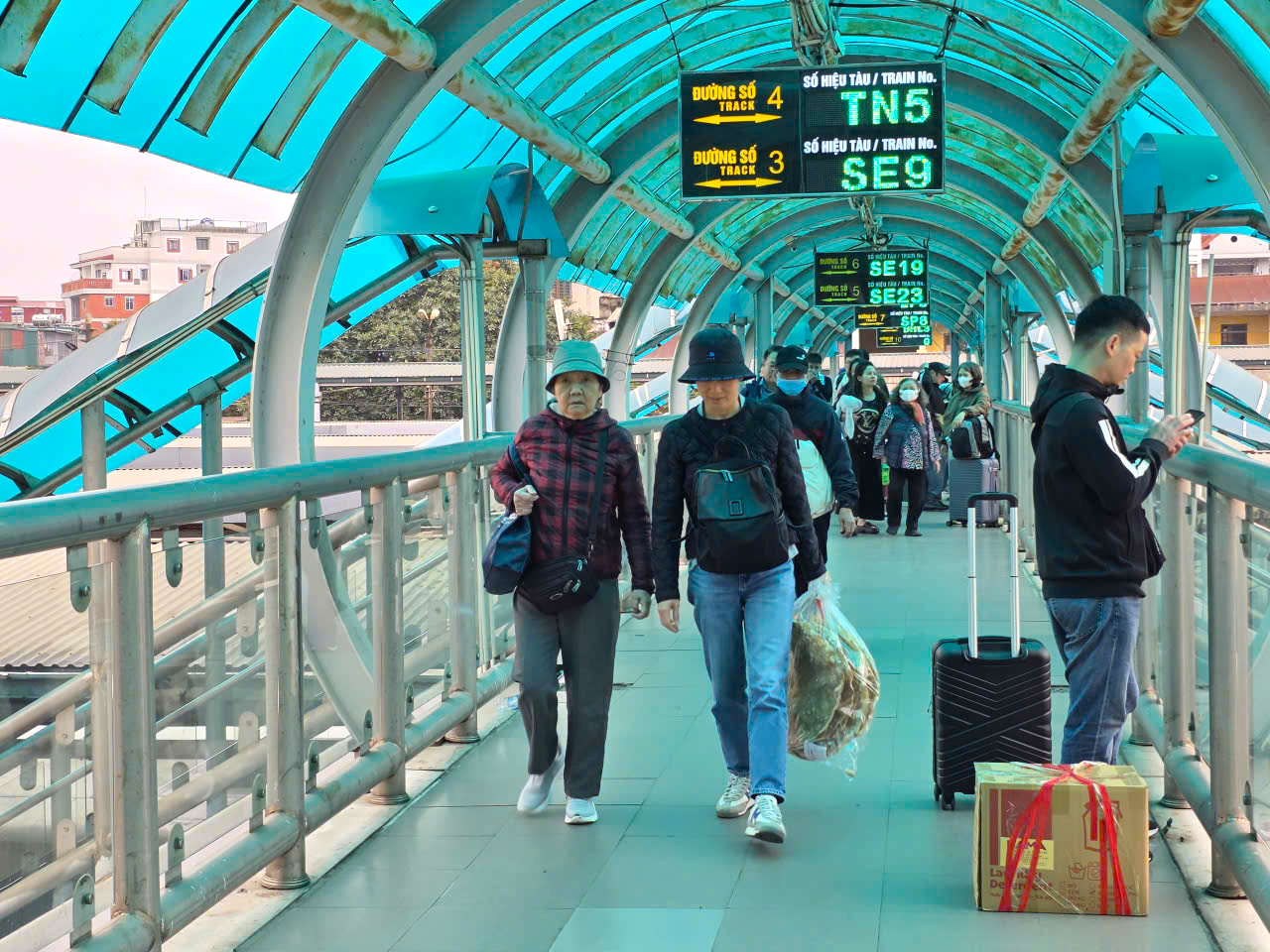 Hàng chục nghìn người trở lại Hà Nội sau Tết, ga tàu nhộn nhịp suốt ngày đêm- Ảnh 8. Hàng chục nghìn người trở lại Hà Nội sau Tết, ga tàu nhộn nhịp suốt ngày đêm- Ảnh 8.