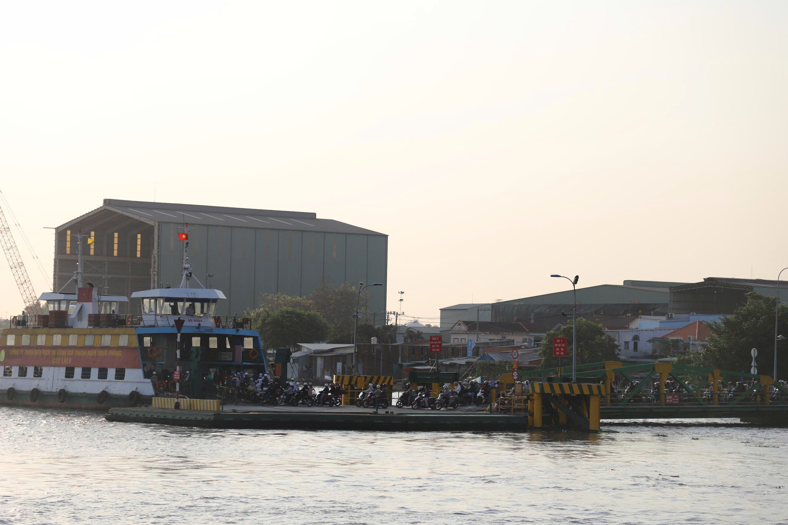 Ngày cuối nghỉ Tết, giao thông TP.HCM căng thẳng, nhiều nơi kẹt xe kéo dài- Ảnh 8. Ngày cuối nghỉ Tết, giao thông TP.HCM căng thẳng, nhiều nơi kẹt xe kéo dài- Ảnh 8.