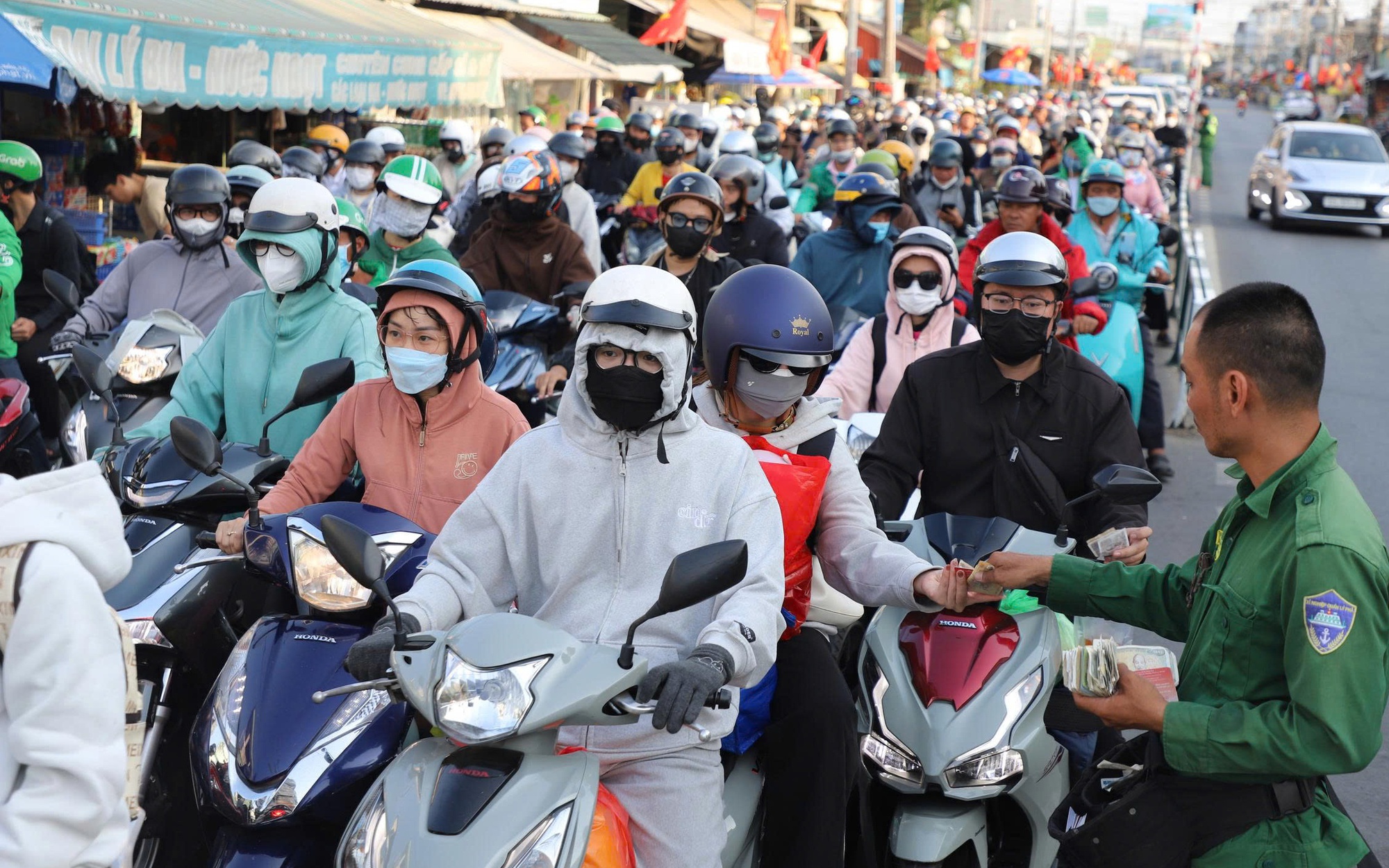 Đồng Nai: Xử phạt tài xế xe khách lấn làn, chở quá khách theo quy định- Ảnh 3. Ngày cuối nghỉ Tết, giao thông TP.HCM căng thẳng, nhiều nơi kẹt xe kéo dài