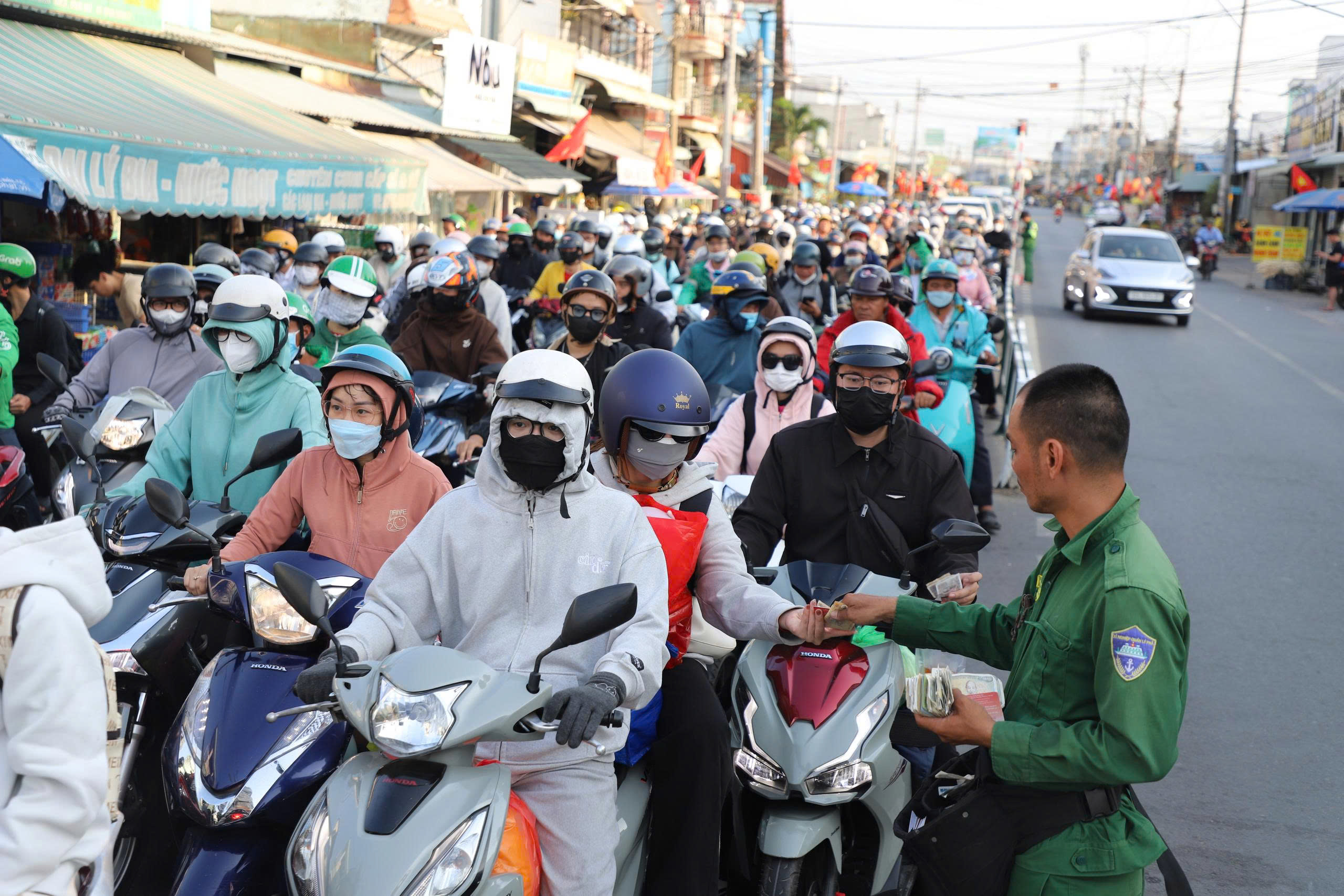 Ngày cuối nghỉ Tết, giao thông TP.HCM căng thẳng, nhiều nơi kẹt xe kéo dài- Ảnh 7. Ngày cuối nghỉ Tết, giao thông TP.HCM căng thẳng, nhiều nơi kẹt xe kéo dài- Ảnh 7.