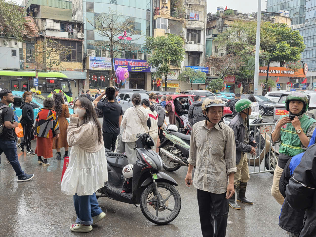 Hàng chục nghìn người trở lại Hà Nội sau Tết, ga tàu nhộn nhịp suốt ngày đêm- Ảnh 11. Hàng chục nghìn người trở lại Hà Nội sau Tết, ga tàu nhộn nhịp suốt ngày đêm- Ảnh 11.
