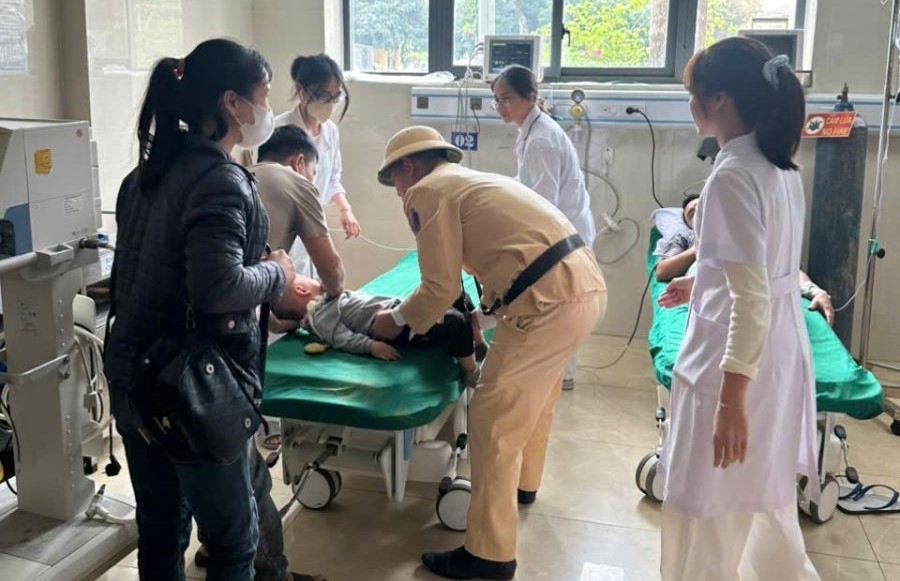 CSGT Thanh H&oacute;a kịp thời hỗ trợ ch&aacute;u b&eacute; sốt cao, co giật đi cấp cứu- Ảnh 1.