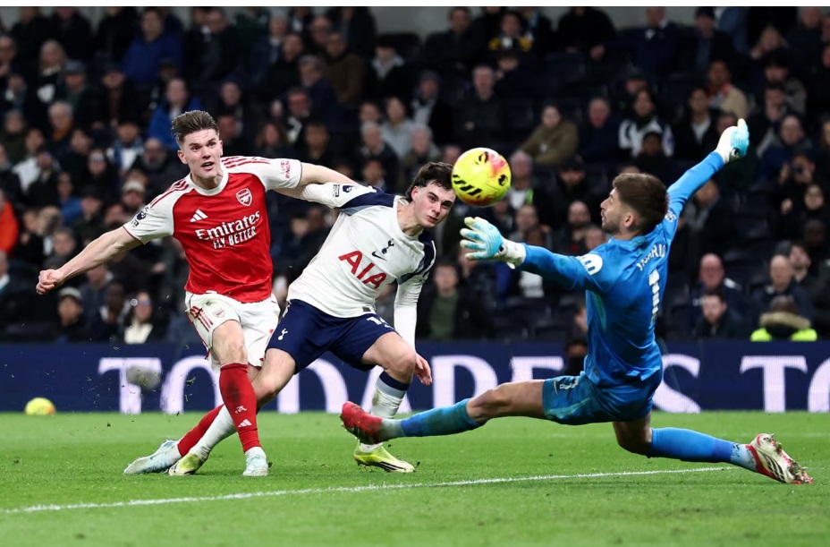 Gyokeres lập c&uacute; đ&uacute;p, Arsenal dễ d&agrave;ng đ&aacute;nh bại Tottenham- Ảnh 2.