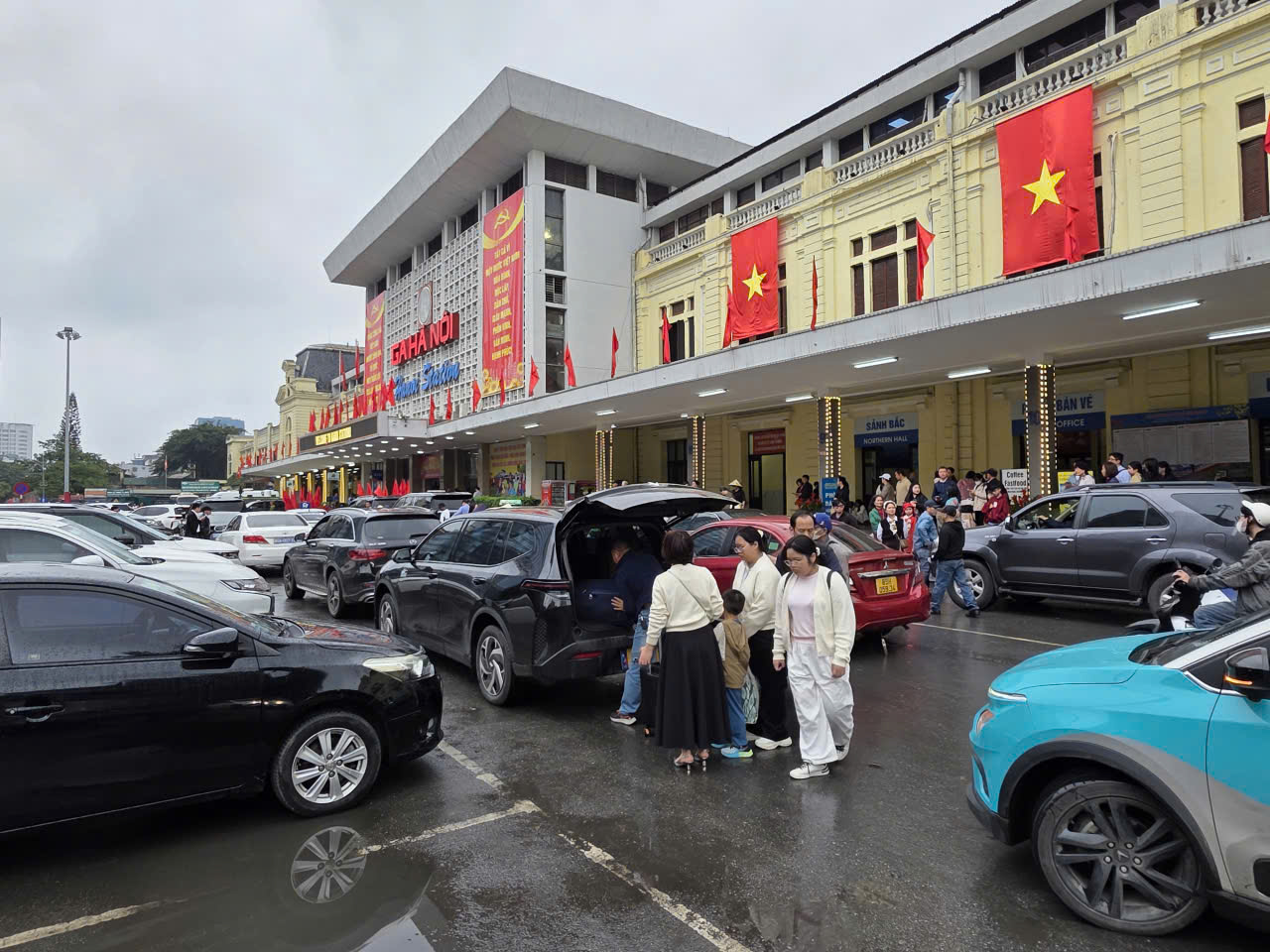 Hàng chục nghìn người trở lại Hà Nội sau Tết, ga tàu nhộn nhịp suốt ngày đêm- Ảnh 1. Hàng chục nghìn người trở lại Hà Nội sau Tết, ga tàu nhộn nhịp suốt ngày đêm- Ảnh 1.