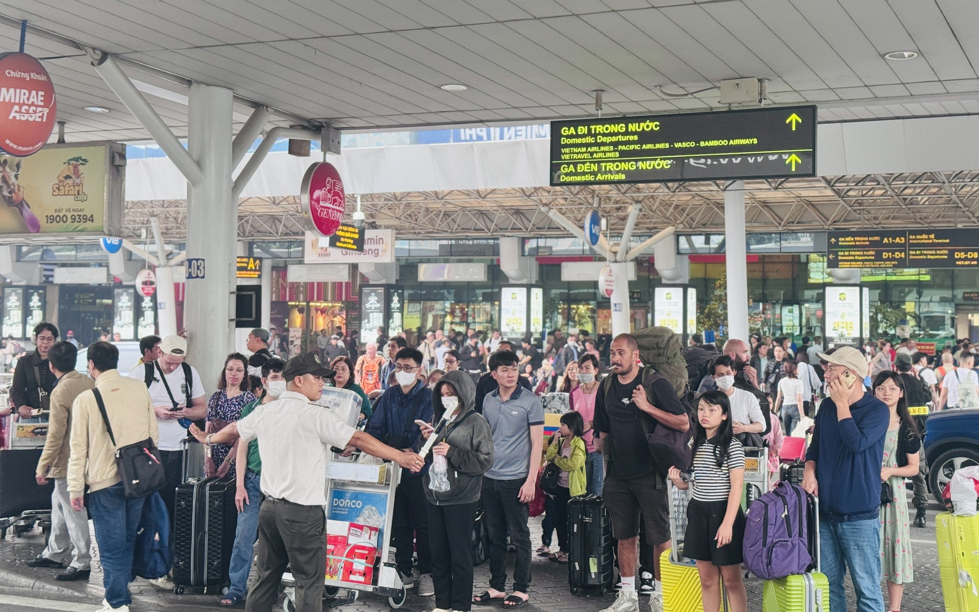 Ngày cuối nghỉ Tết, giao thông TP.HCM căng thẳng, nhiều nơi kẹt xe kéo dài- Ảnh 19. Khách qua sân bay Tân Sơn Nhất đông kỷ lục ngày cuối nghỉ Tết