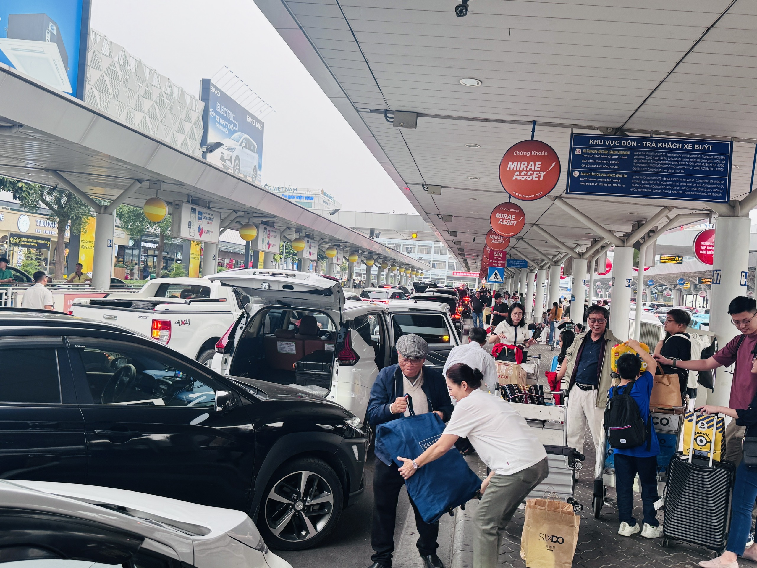 Khách qua sân bay Tân Sơn Nhất đông kỷ lục ngày cuối nghỉ Tết- Ảnh 2. Khách qua sân bay Tân Sơn Nhất đông kỷ lục ngày cuối nghỉ Tết- Ảnh 2.