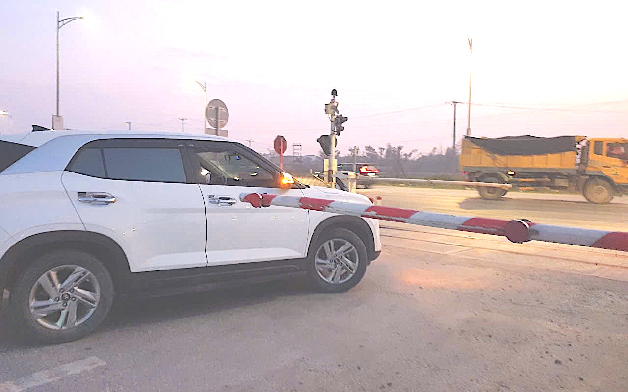 Th&ecirc;m &ldquo;lớp bảo vệ&rdquo; an to&agrave;n cho t&agrave;u hỏa tại c&aacute;c điểm giao cắt nguy hiểm