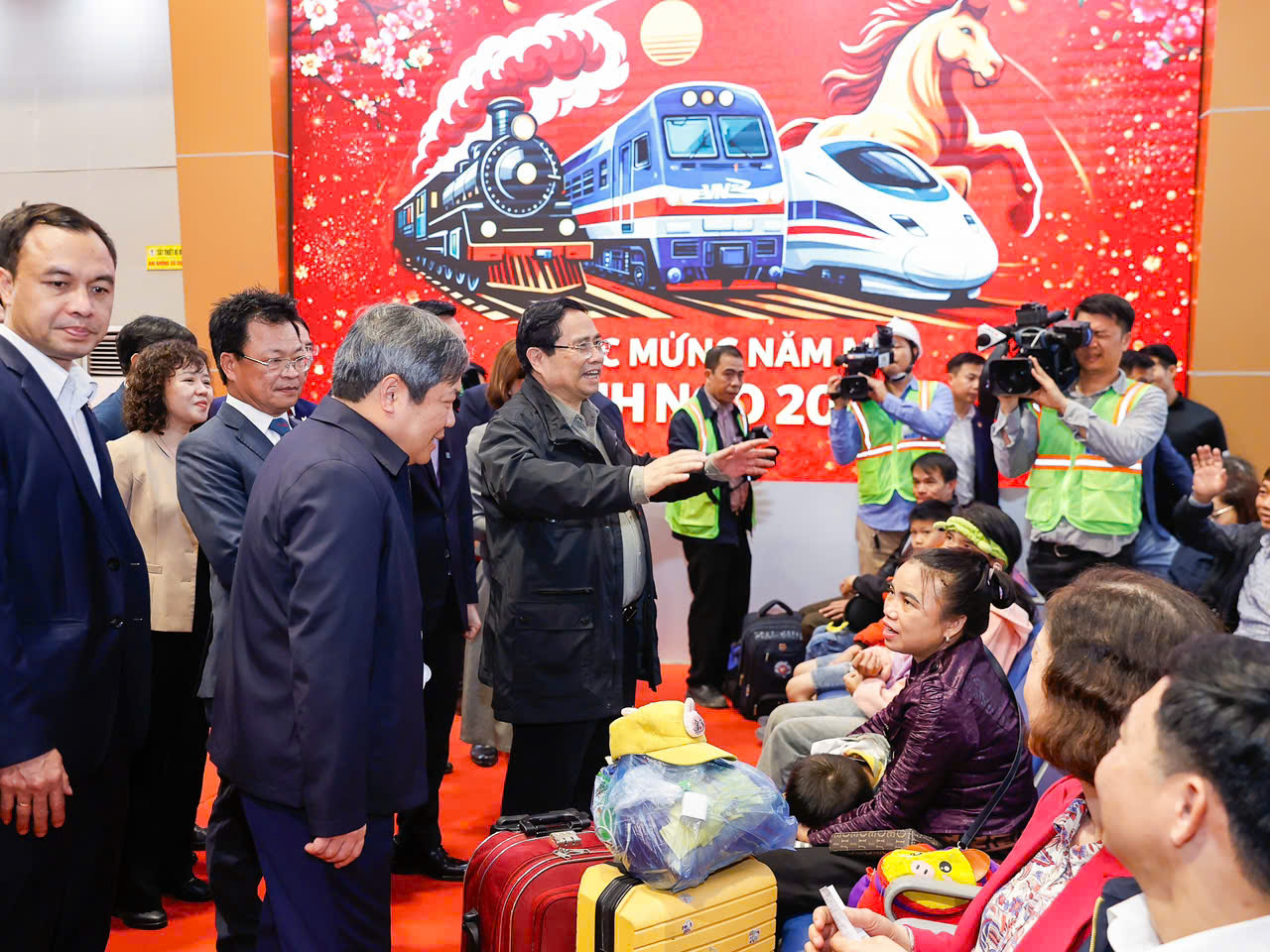 Thủ tướng Phạm Minh Ch&iacute;nh: Đường sắt phải cải tiến để hạ gi&aacute; th&agrave;nh, tăng t&iacute;nh cạnh tranh- Ảnh 1.