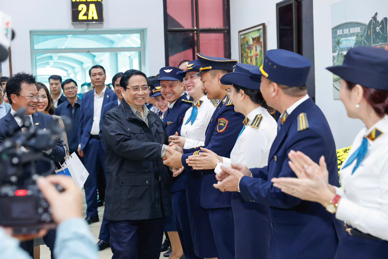 Thủ tướng Phạm Minh Ch&iacute;nh: Đường sắt phải cải tiến để hạ gi&aacute; th&agrave;nh, tăng t&iacute;nh cạnh tranh- Ảnh 5.