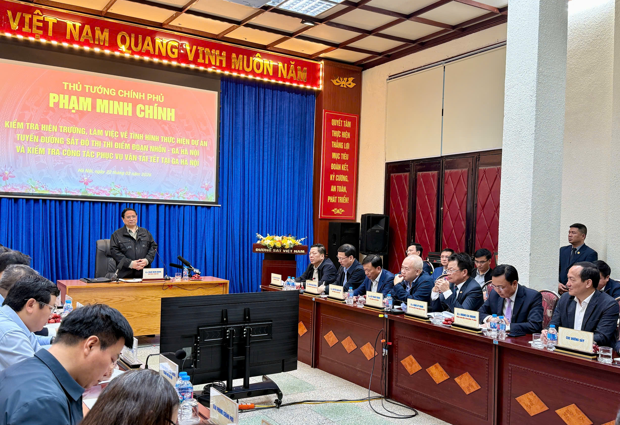 Thủ tướng Phạm Minh Ch&iacute;nh: Đường sắt phải cải tiến để hạ gi&aacute; th&agrave;nh, tăng t&iacute;nh cạnh tranh- Ảnh 3.