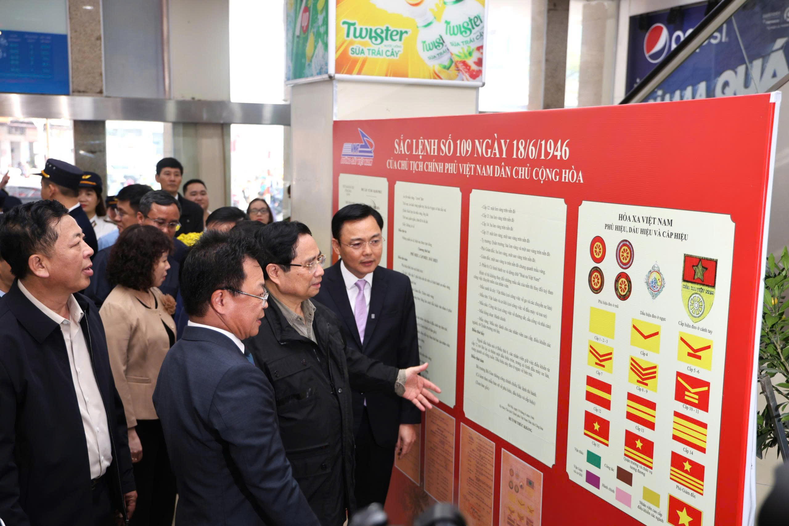 Thủ tướng Phạm Minh Ch&iacute;nh: Đường sắt phải cải tiến để hạ gi&aacute; th&agrave;nh, tăng t&iacute;nh cạnh tranh- Ảnh 6.