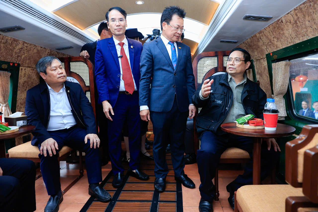 Thủ tướng Phạm Minh Ch&iacute;nh: Đường sắt phải cải tiến để hạ gi&aacute; th&agrave;nh, tăng t&iacute;nh cạnh tranh- Ảnh 9.