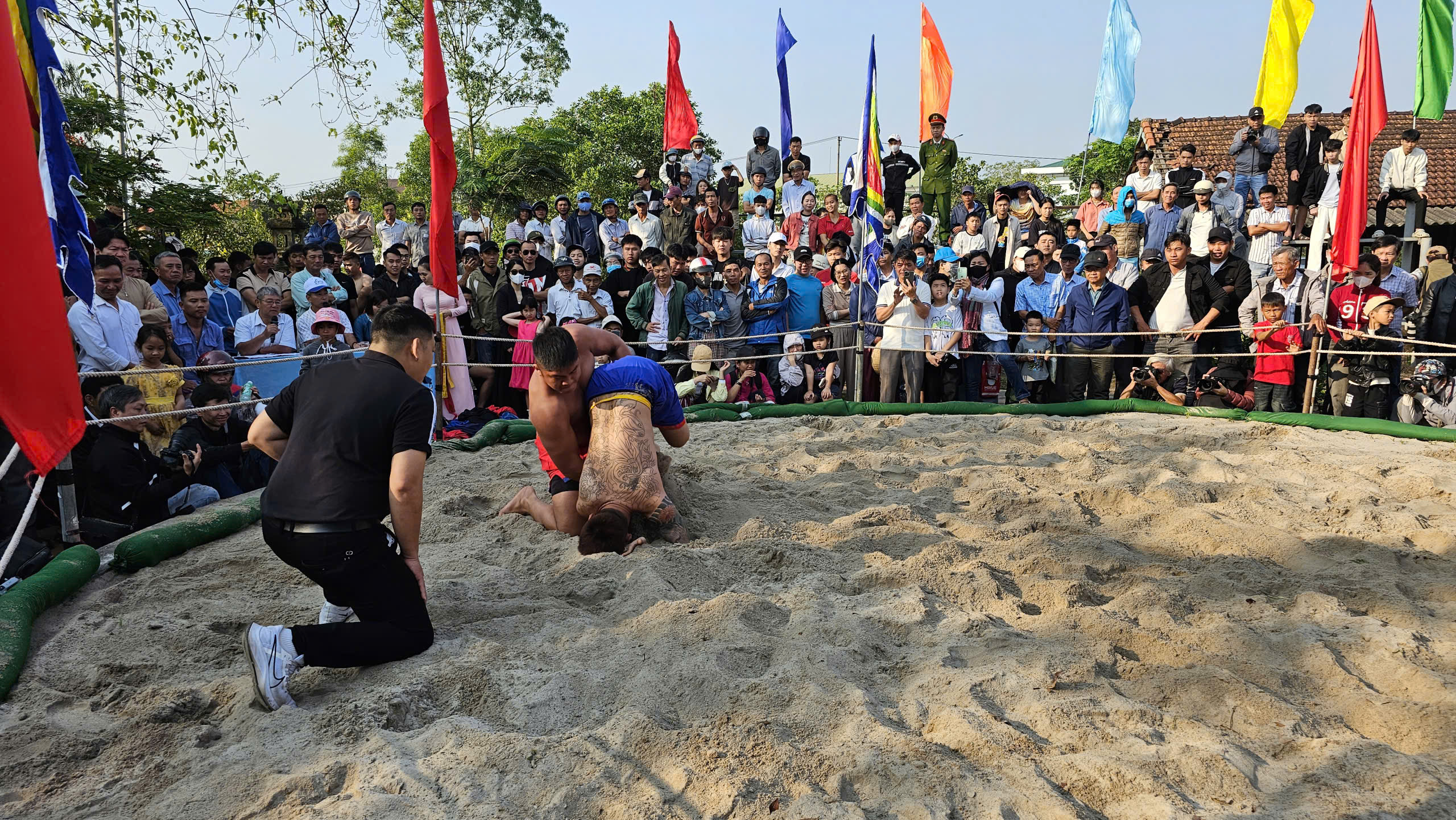 Người d&acirc;n, du kh&aacute;ch Huế n&ocirc; nức xem hội vật truyền thống ở l&agrave;ng Thủ Lễ- Ảnh 10.