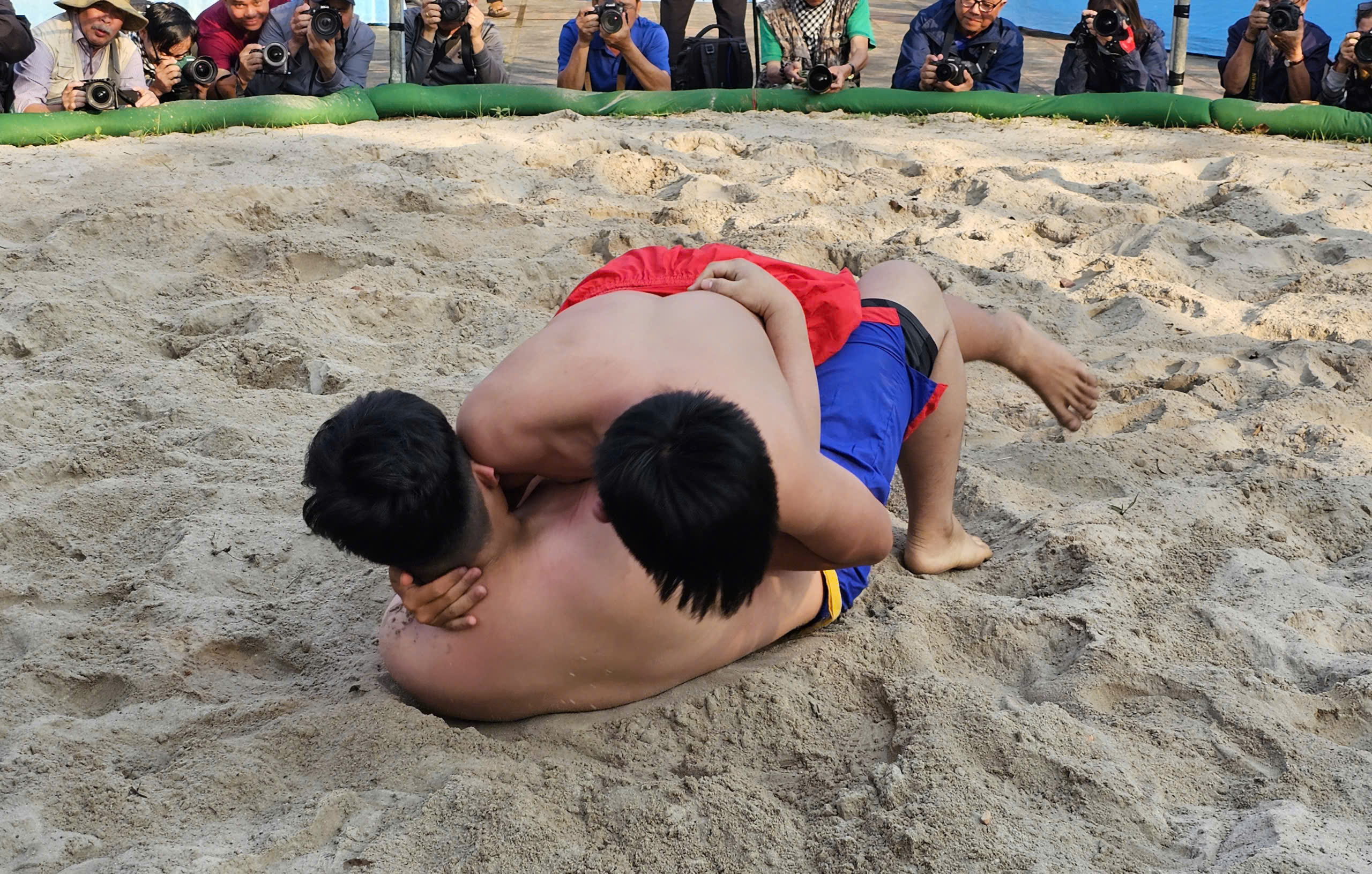 Người d&acirc;n, du kh&aacute;ch Huế n&ocirc; nức xem hội vật truyền thống ở l&agrave;ng Thủ Lễ- Ảnh 8.