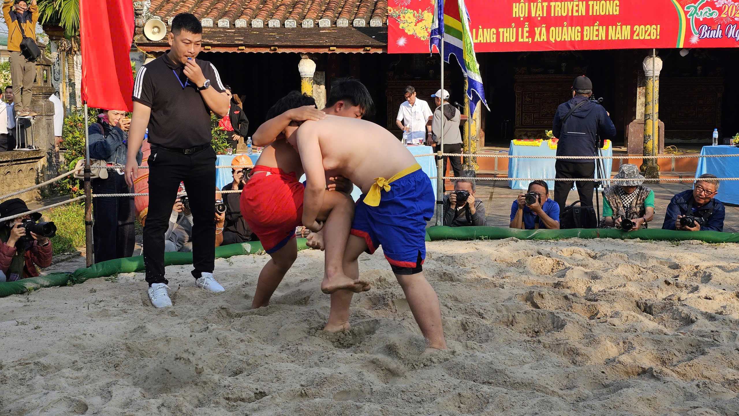 Người d&acirc;n, du kh&aacute;ch Huế n&ocirc; nức xem hội vật truyền thống ở l&agrave;ng Thủ Lễ- Ảnh 14.