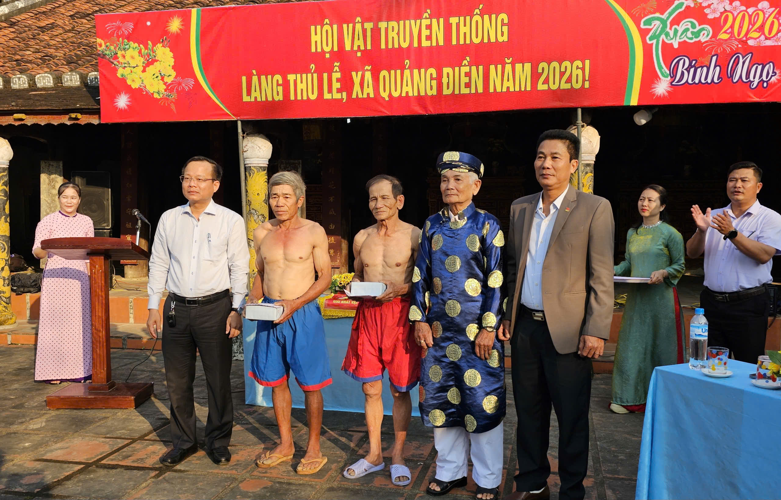 Người d&acirc;n, du kh&aacute;ch Huế n&ocirc; nức xem hội vật truyền thống ở l&agrave;ng Thủ Lễ- Ảnh 15.