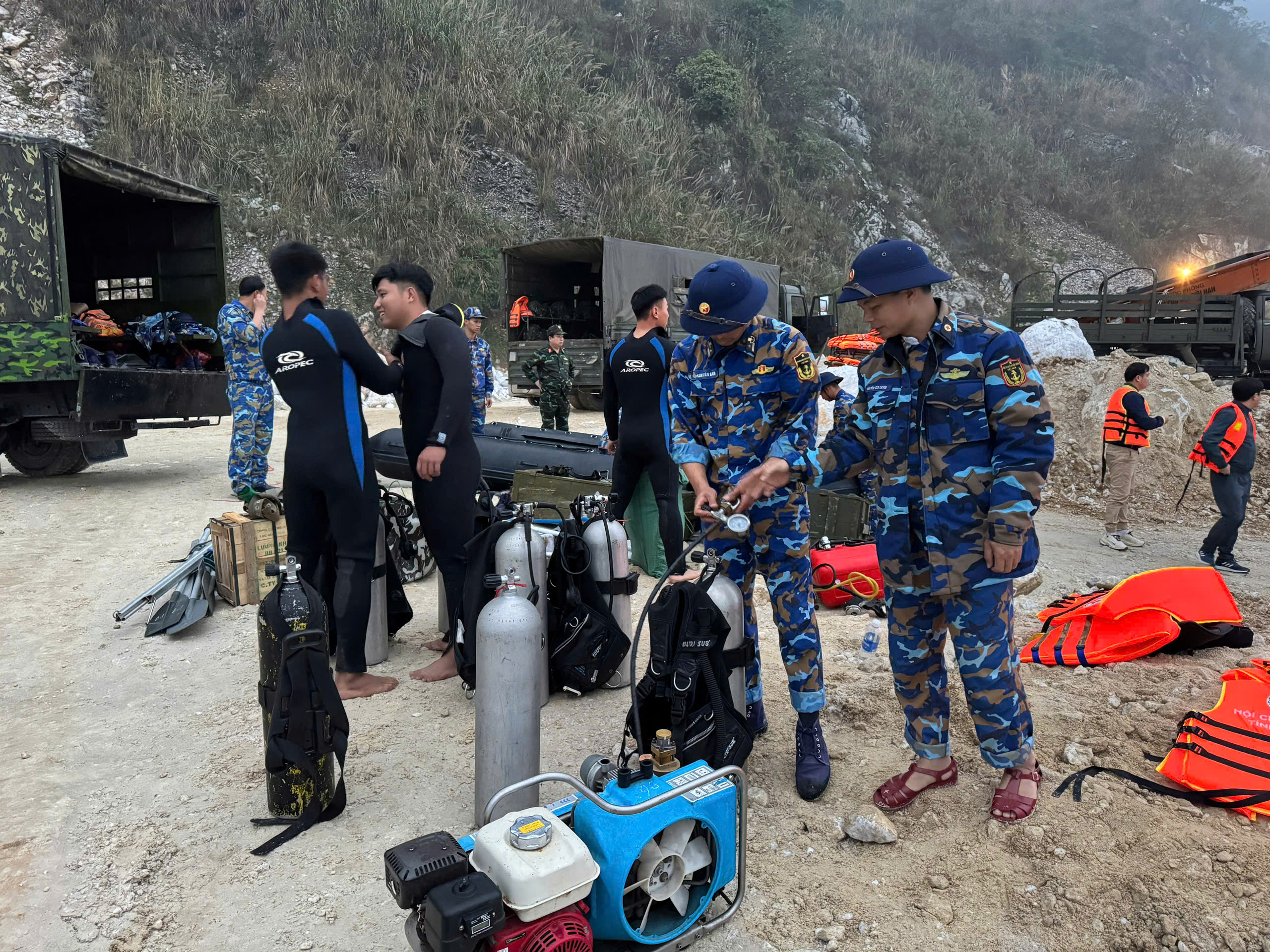 20 người nh&aacute;i đặc c&ocirc;ng nước tham gia t&igrave;m kiếm nạn nh&acirc;n vụ ch&igrave;m t&agrave;u tr&ecirc;n hồ Th&aacute;c B&agrave;- Ảnh 1.