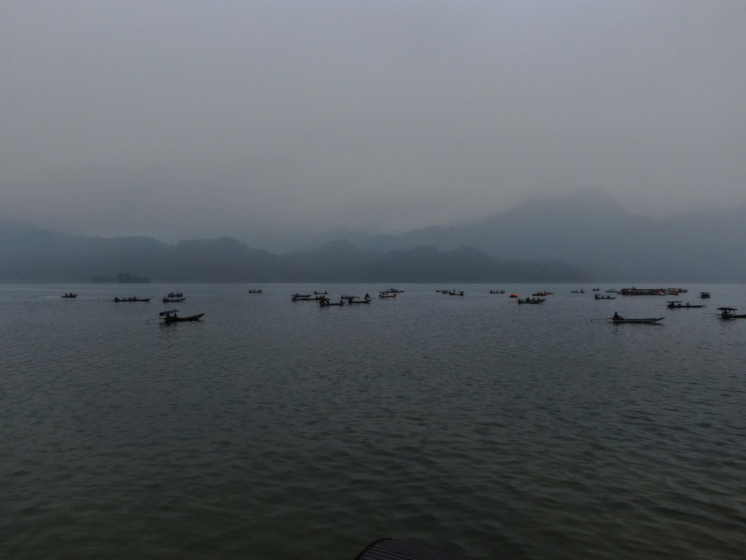 Cận cảnh đặc công nước tìm kiếm các nạn nhân mất tích vụ chìm tàu trên hồ Thác Bà- Ảnh 1. Cận cảnh đặc công nước tìm kiếm các nạn nhân mất tích vụ chìm tàu trên hồ Thác Bà- Ảnh 1.