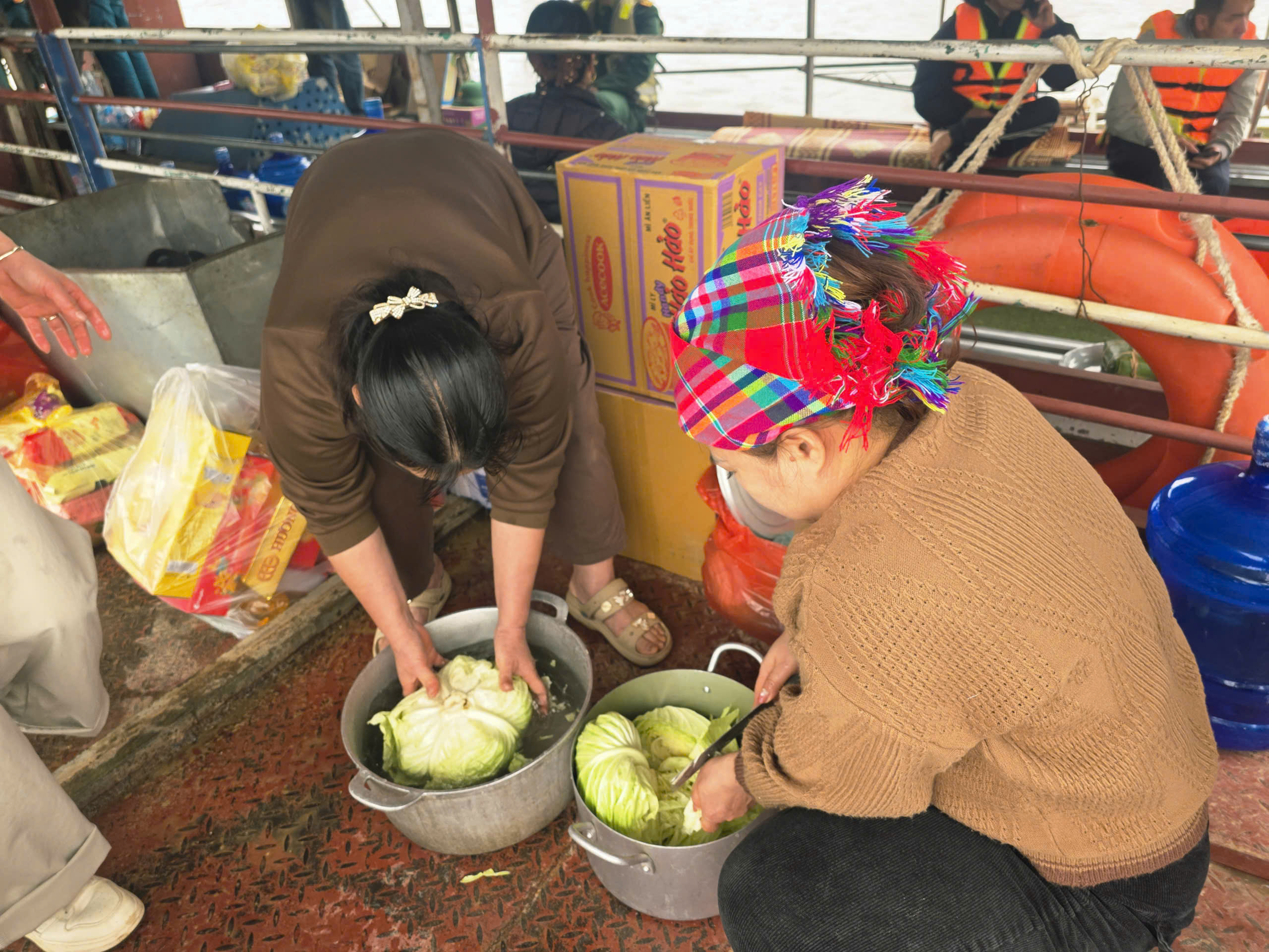 Cận cảnh đặc công nước tìm kiếm các nạn nhân mất tích vụ chìm tàu trên hồ Thác Bà- Ảnh 14. Cận cảnh đặc công nước tìm kiếm các nạn nhân mất tích vụ chìm tàu trên hồ Thác Bà- Ảnh 14.