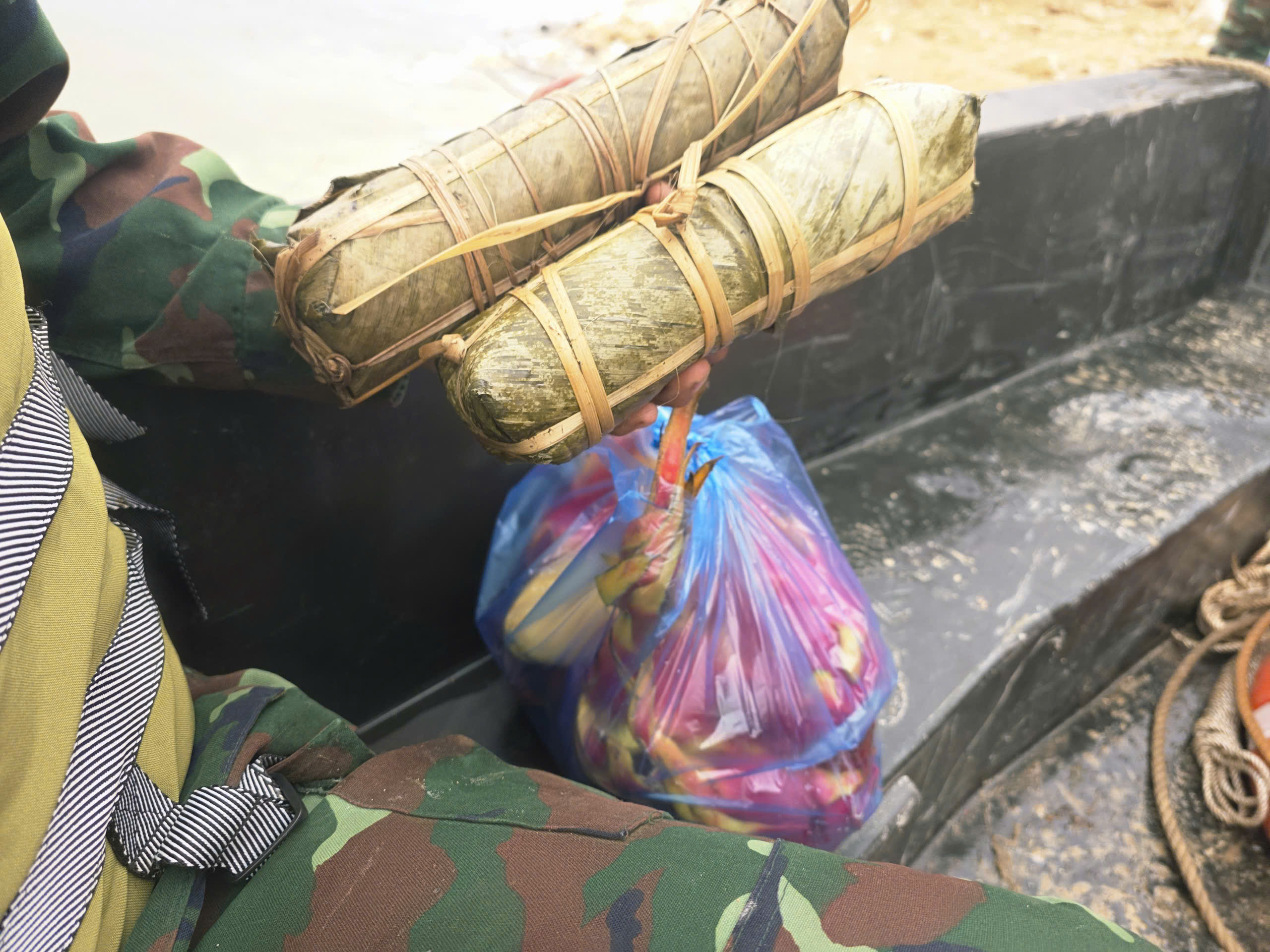 Cận cảnh đặc công nước tìm kiếm các nạn nhân mất tích vụ chìm tàu trên hồ Thác Bà- Ảnh 19. Cận cảnh đặc công nước tìm kiếm các nạn nhân mất tích vụ chìm tàu trên hồ Thác Bà- Ảnh 19.