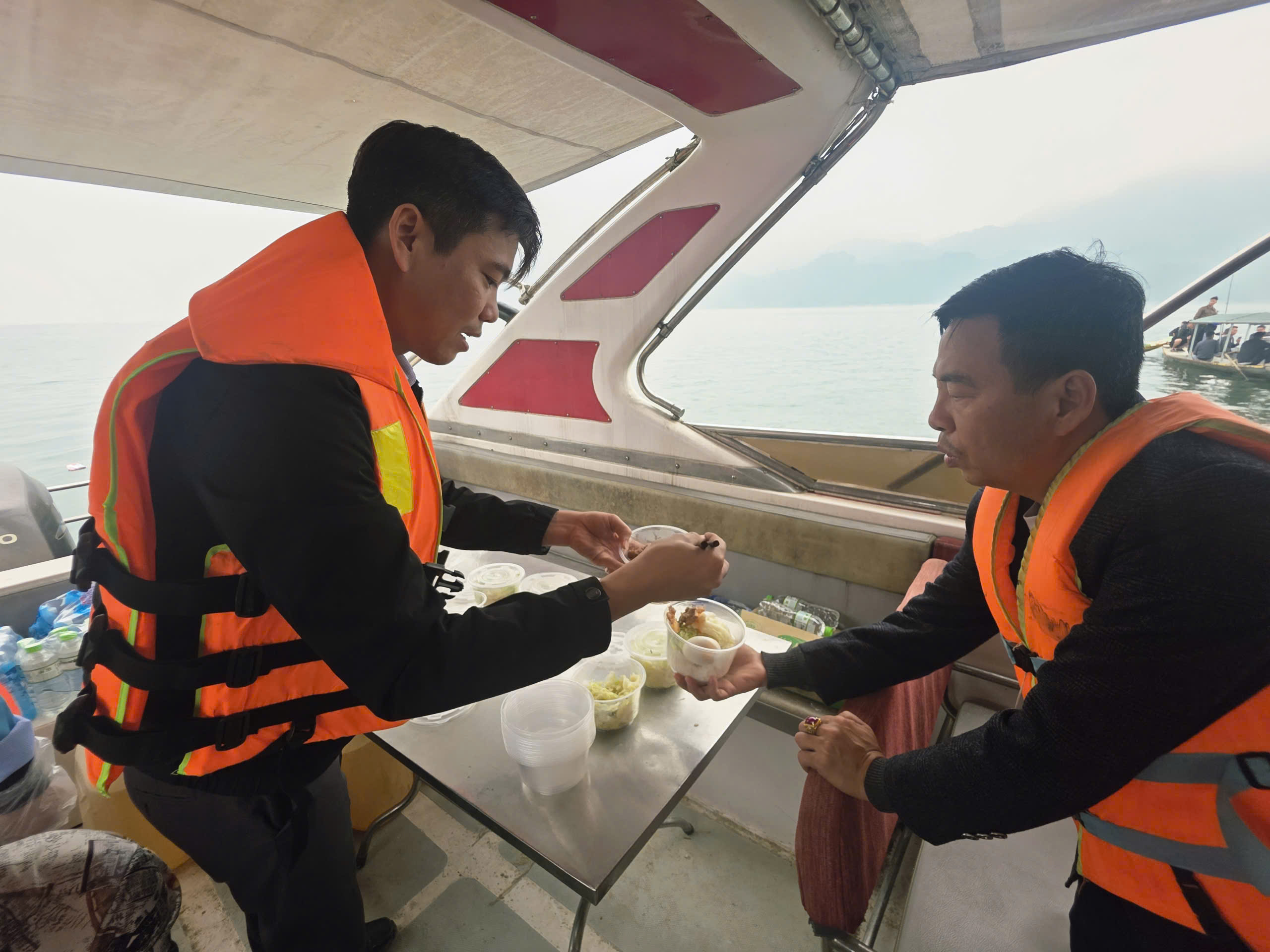 Cận cảnh đặc công nước tìm kiếm các nạn nhân mất tích vụ chìm tàu trên hồ Thác Bà- Ảnh 15. Cận cảnh đặc công nước tìm kiếm các nạn nhân mất tích vụ chìm tàu trên hồ Thác Bà- Ảnh 15.