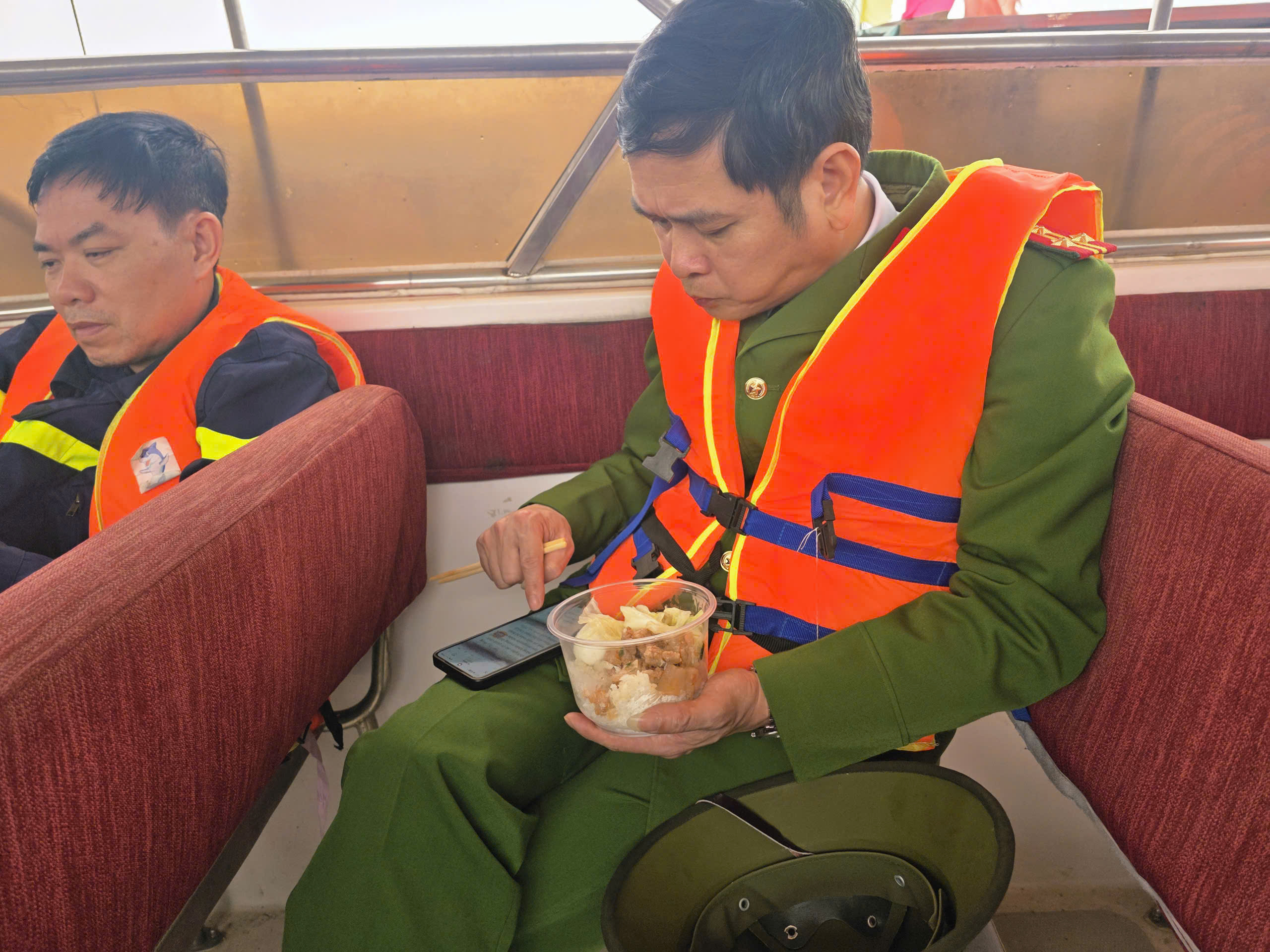 Cận cảnh đặc công nước tìm kiếm các nạn nhân mất tích vụ chìm tàu trên hồ Thác Bà- Ảnh 17. Cận cảnh đặc công nước tìm kiếm các nạn nhân mất tích vụ chìm tàu trên hồ Thác Bà- Ảnh 17.