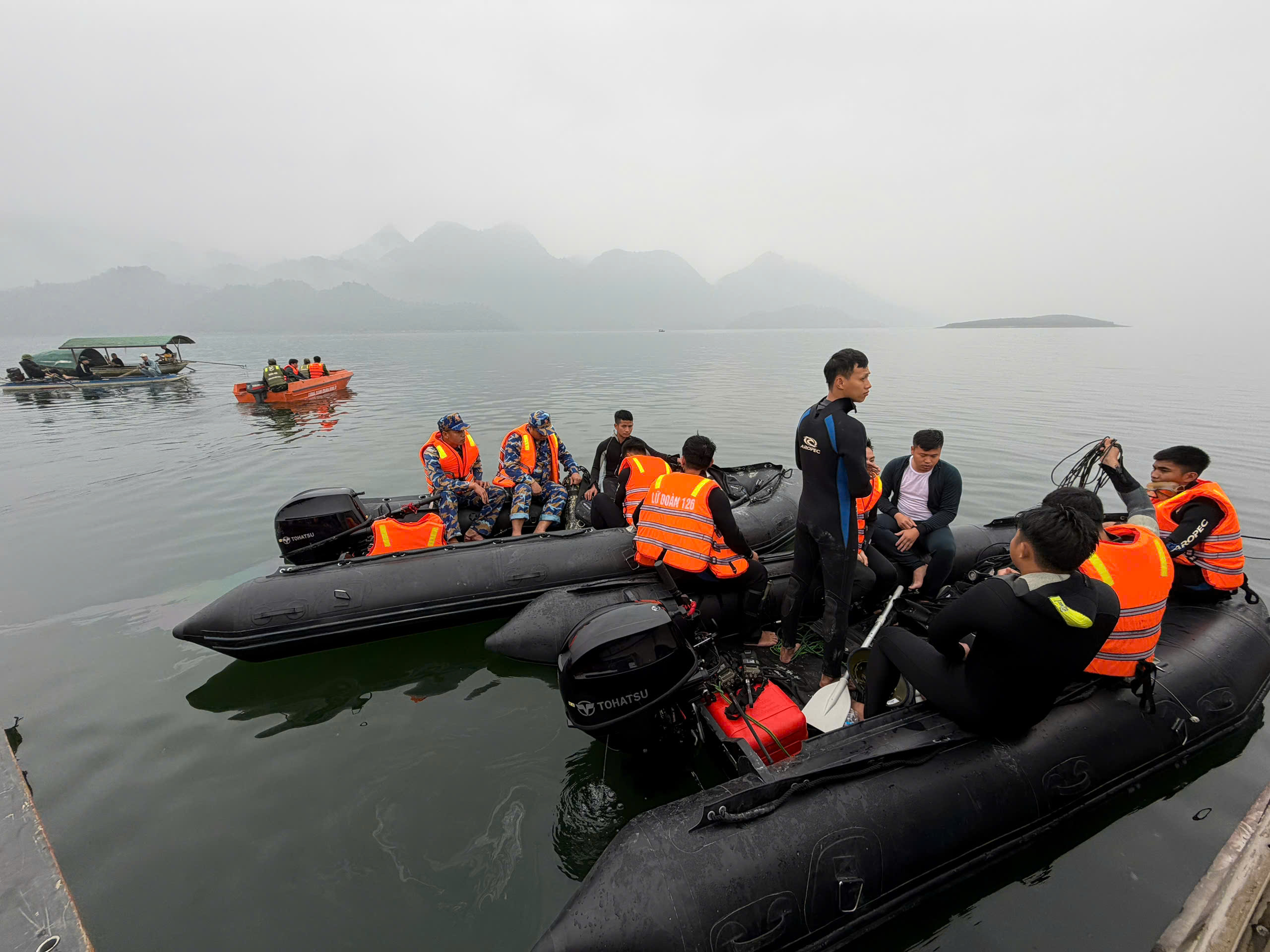 Cận cảnh đặc công nước tìm kiếm các nạn nhân mất tích vụ chìm tàu trên hồ Thác Bà- Ảnh 13. Cận cảnh đặc công nước tìm kiếm các nạn nhân mất tích vụ chìm tàu trên hồ Thác Bà- Ảnh 13.