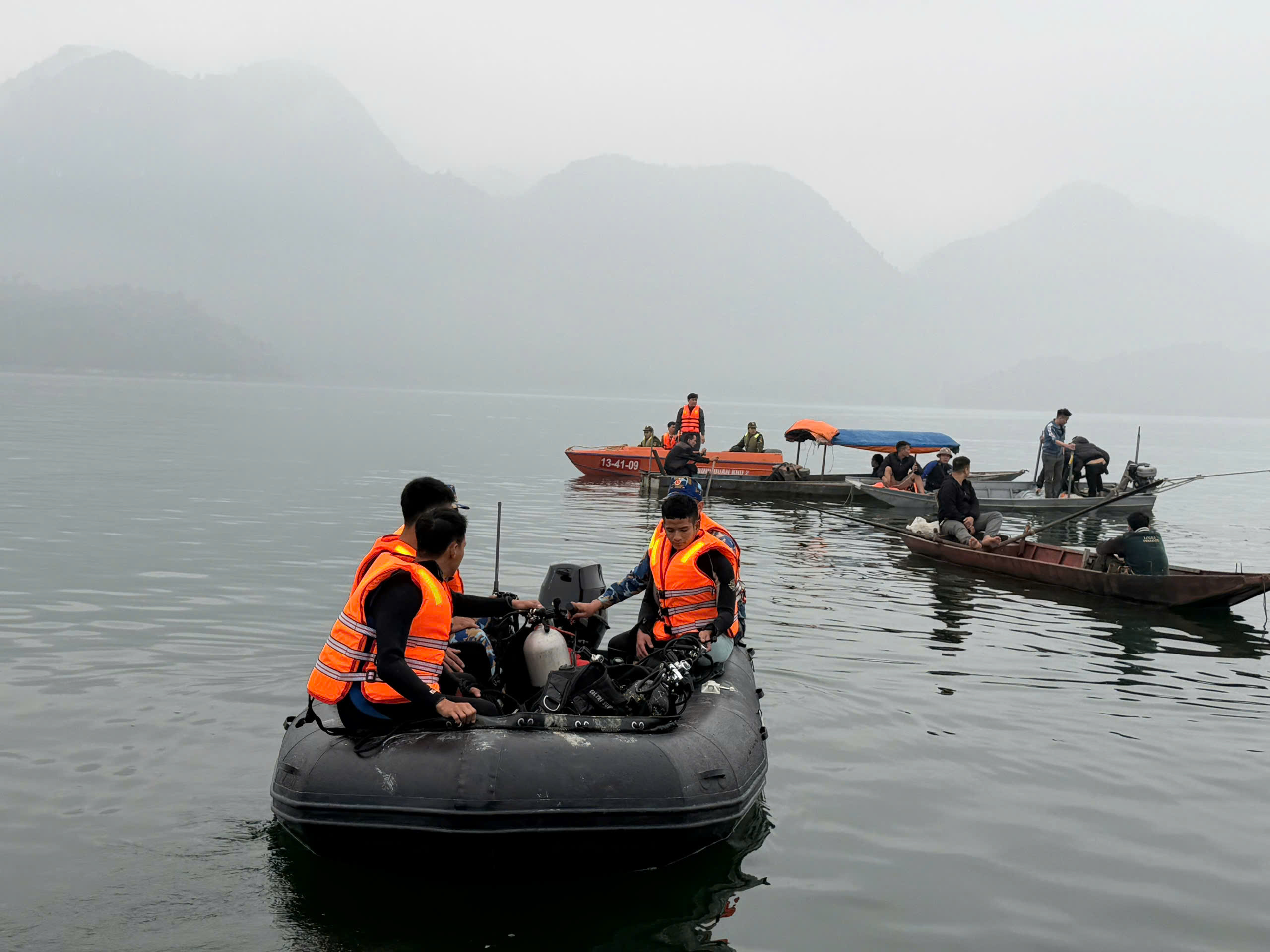 Cận cảnh đặc công nước tìm kiếm các nạn nhân mất tích vụ chìm tàu trên hồ Thác Bà- Ảnh 5. Cận cảnh đặc công nước tìm kiếm các nạn nhân mất tích vụ chìm tàu trên hồ Thác Bà- Ảnh 5.