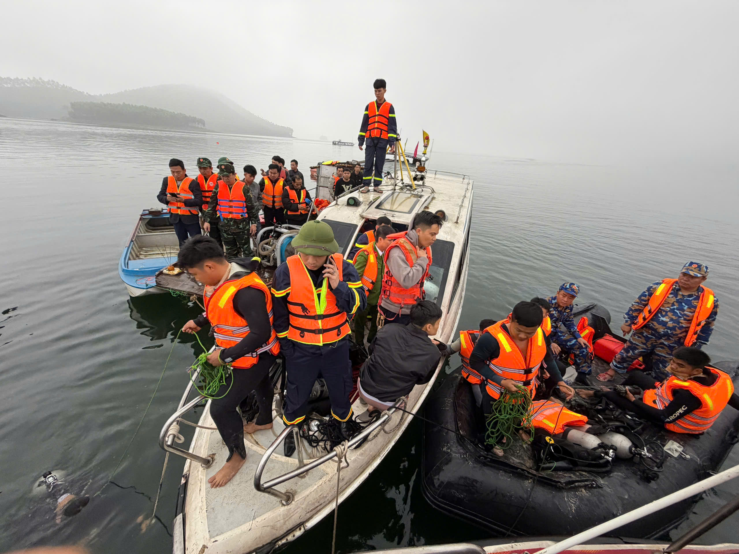 Cận cảnh đặc công nước tìm kiếm các nạn nhân mất tích vụ chìm tàu trên hồ Thác Bà- Ảnh 7. Cận cảnh đặc công nước tìm kiếm các nạn nhân mất tích vụ chìm tàu trên hồ Thác Bà- Ảnh 7.