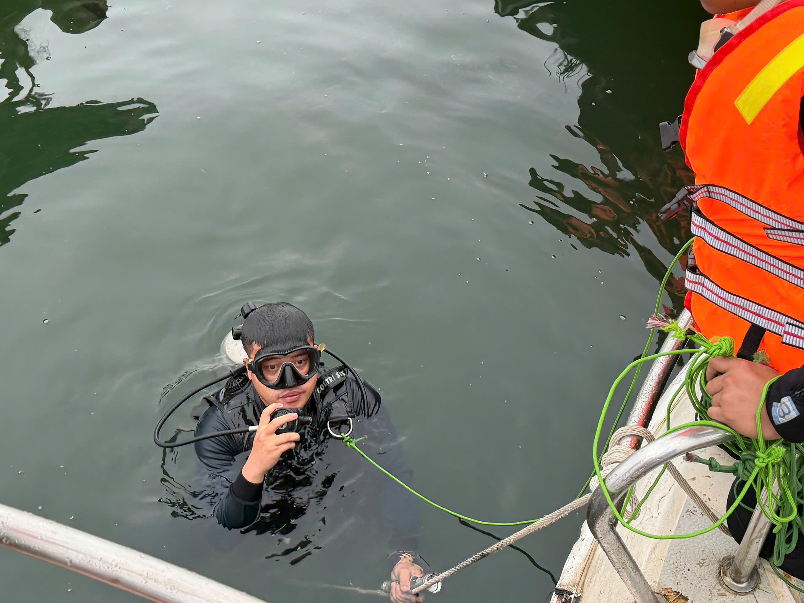 Cận cảnh đặc công nước tìm kiếm các nạn nhân mất tích vụ chìm tàu trên hồ Thác Bà- Ảnh 10. Cận cảnh đặc công nước tìm kiếm các nạn nhân mất tích vụ chìm tàu trên hồ Thác Bà- Ảnh 10.