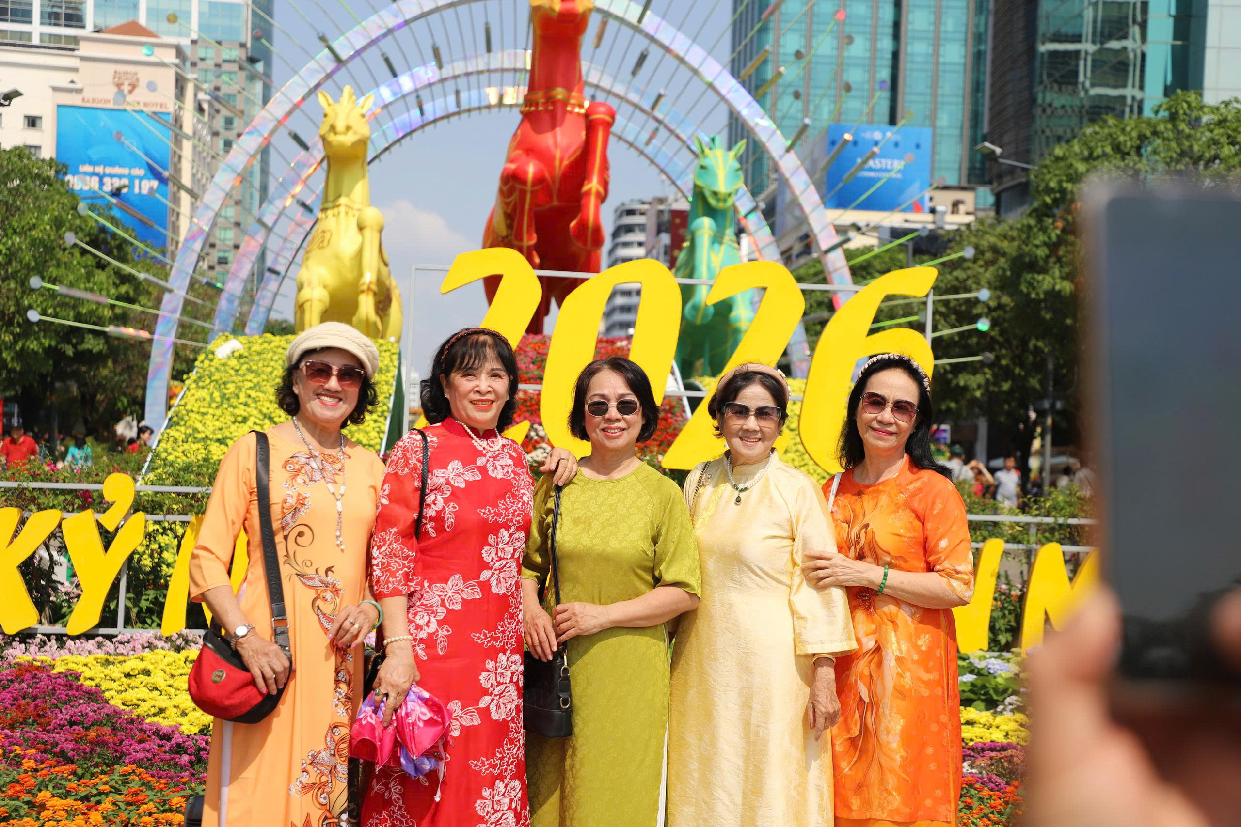 Đường hoa Nguyễn Huệ 2026 h&uacute;t 1,8 triệu lượt kh&aacute;ch, trải nghiệm ng&agrave;y - đ&ecirc;m g&acirc;y ấn tượng- Ảnh 3.