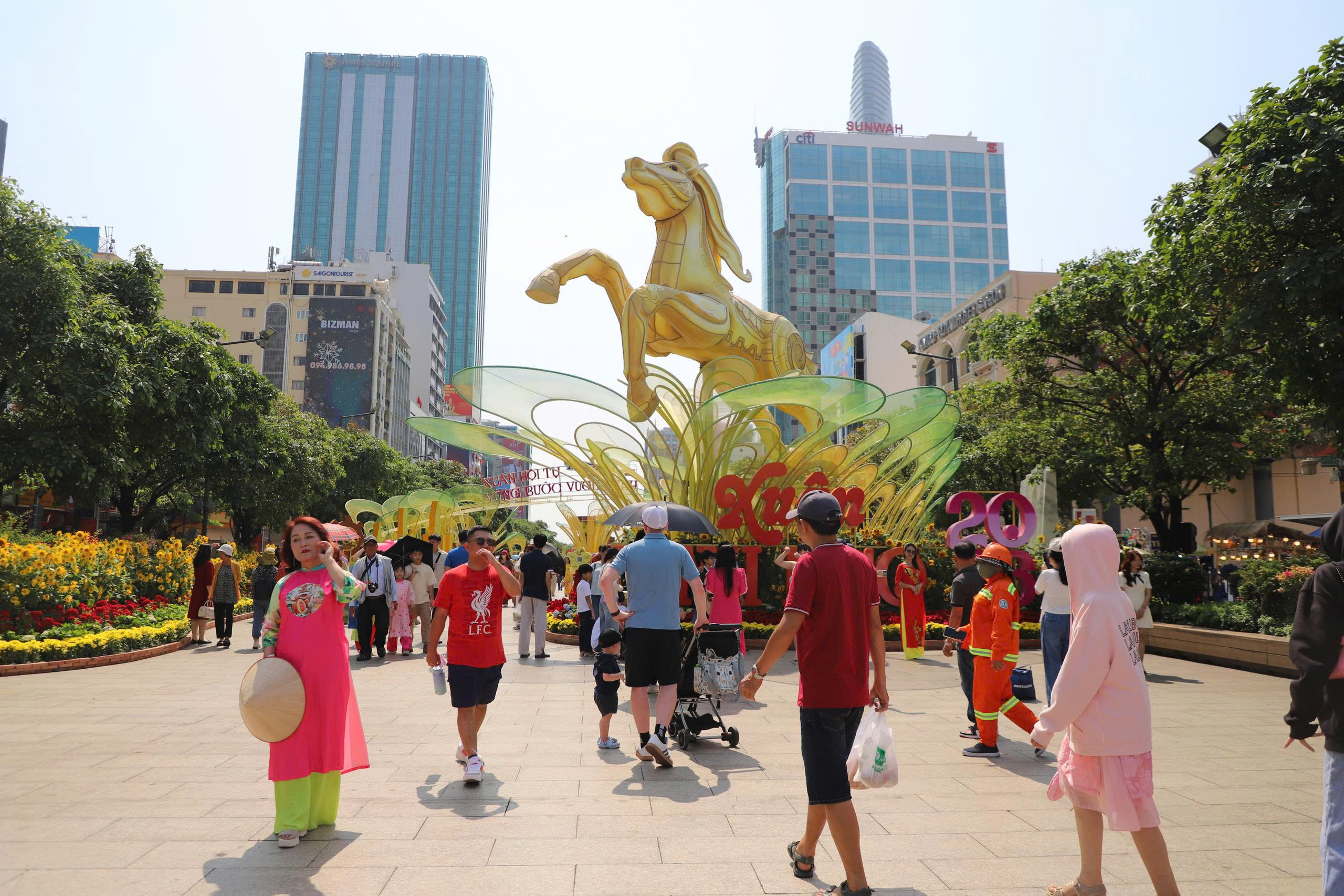 Đường hoa Nguyễn Huệ 2026 h&uacute;t 1,8 triệu lượt kh&aacute;ch, trải nghiệm ng&agrave;y - đ&ecirc;m g&acirc;y ấn tượng- Ảnh 4.