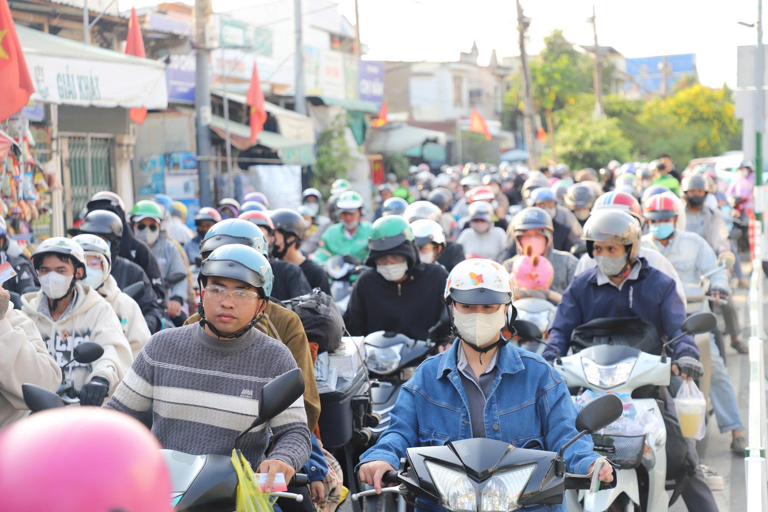Ngày cuối nghỉ Tết, giao thông TP.HCM căng thẳng, nhiều nơi kẹt xe kéo dài- Ảnh 10. Ngày cuối nghỉ Tết, giao thông TP.HCM căng thẳng, nhiều nơi kẹt xe kéo dài- Ảnh 10.