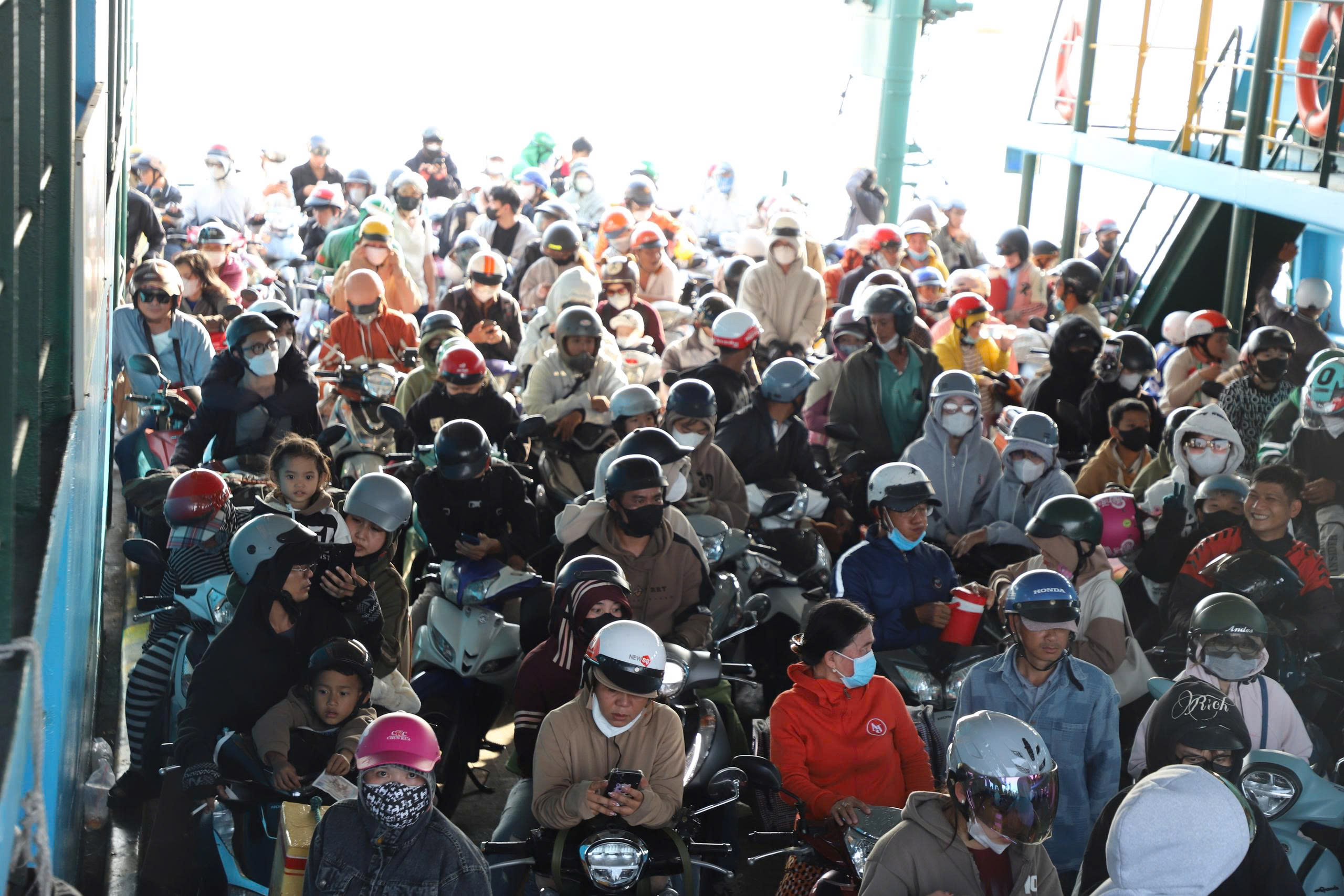 Ngày cuối nghỉ Tết, giao thông TP.HCM căng thẳng, nhiều nơi kẹt xe kéo dài- Ảnh 9. Ngày cuối nghỉ Tết, giao thông TP.HCM căng thẳng, nhiều nơi kẹt xe kéo dài- Ảnh 9.