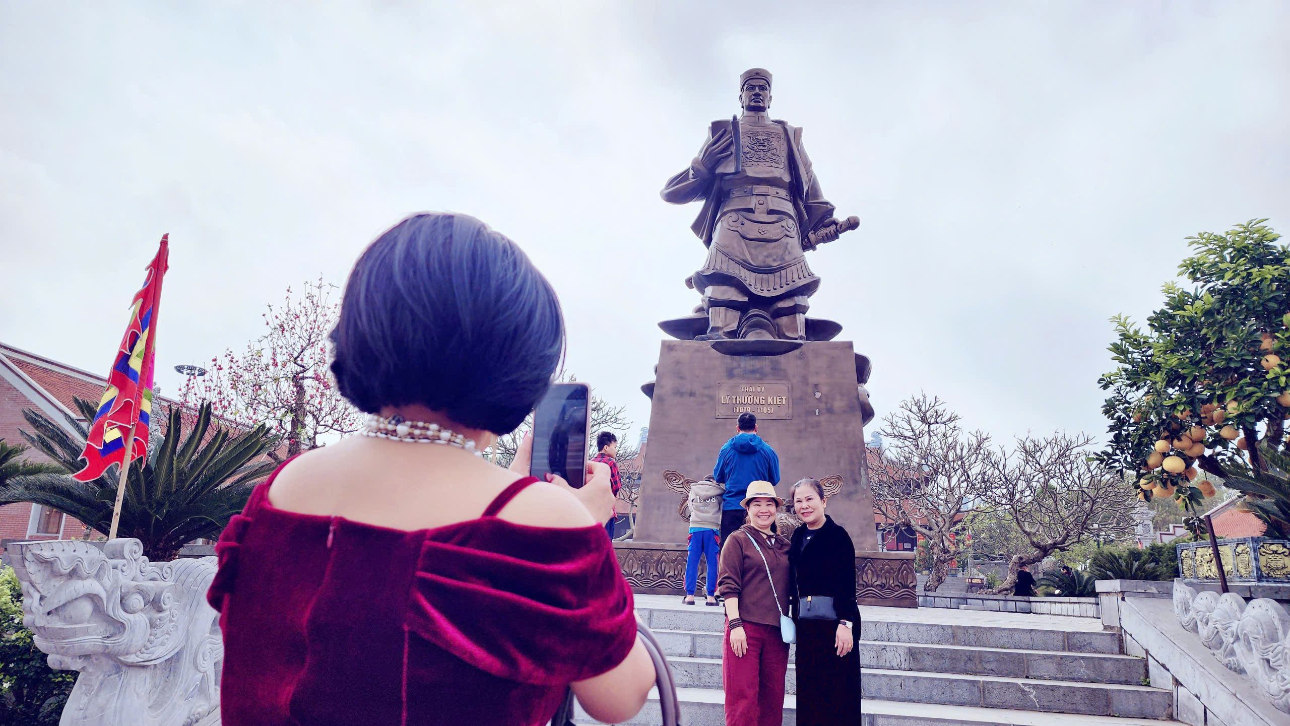 Đầu xuân thăm đền thờ Lý Thường Kiệt bên dòng sông Cầu lịch sử- Ảnh 4. Đầu xuân thăm đền thờ Lý Thường Kiệt bên dòng sông Cầu lịch sử- Ảnh 4.