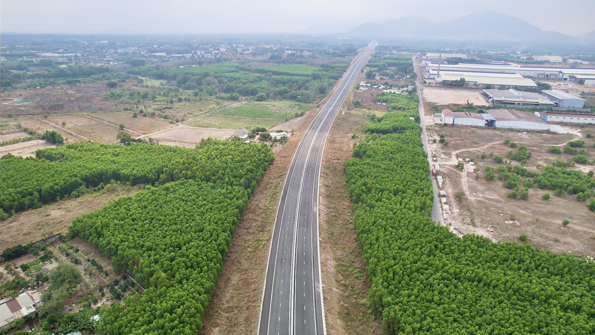 Đồng Nai ưu tiên nguồn lực cho hạ tầng kết nối và đô thị tạo đà bứt phá- Ảnh 1. Đồng Nai ưu tiên nguồn lực cho hạ tầng kết nối và đô thị tạo đà bứt phá- Ảnh 1.