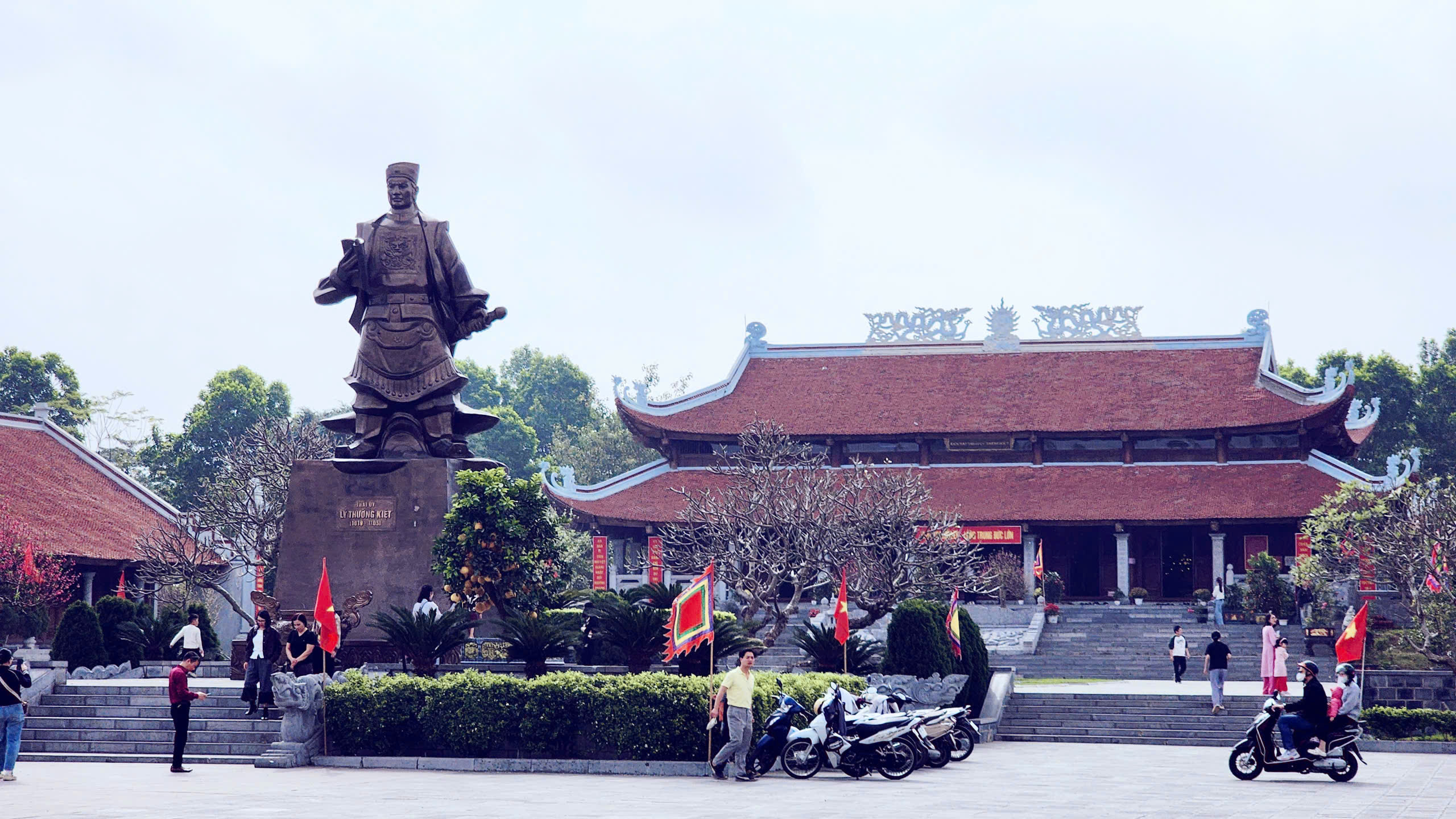 Đầu xuân thăm đền thờ Lý Thường Kiệt bên dòng sông Cầu lịch sử- Ảnh 2. Đầu xuân thăm đền thờ Lý Thường Kiệt bên dòng sông Cầu lịch sử- Ảnh 2.