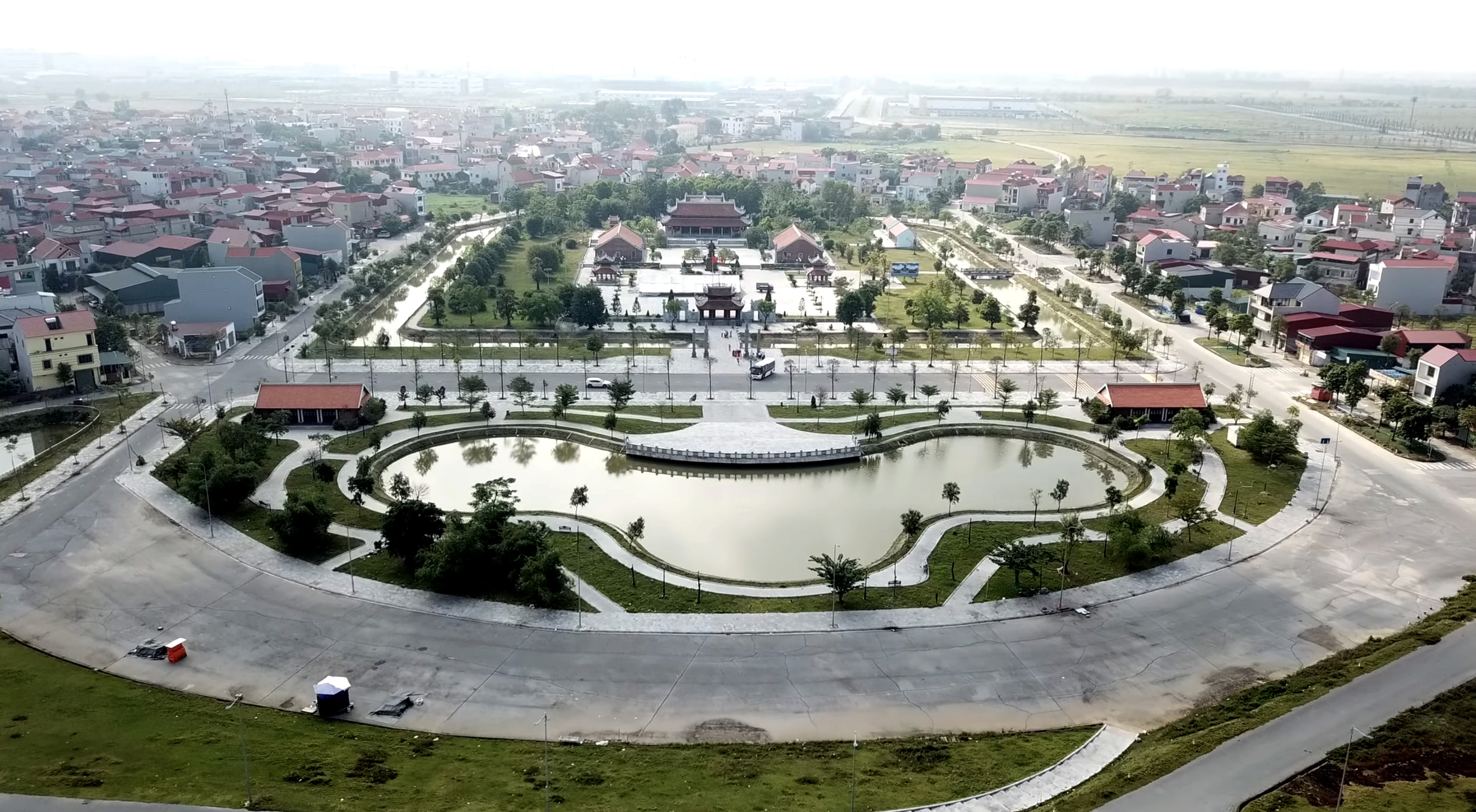 Đầu xuân thăm đền thờ Lý Thường Kiệt bên dòng sông Cầu lịch sử- Ảnh 1. Đầu xuân thăm đền thờ Lý Thường Kiệt bên dòng sông Cầu lịch sử- Ảnh 1.