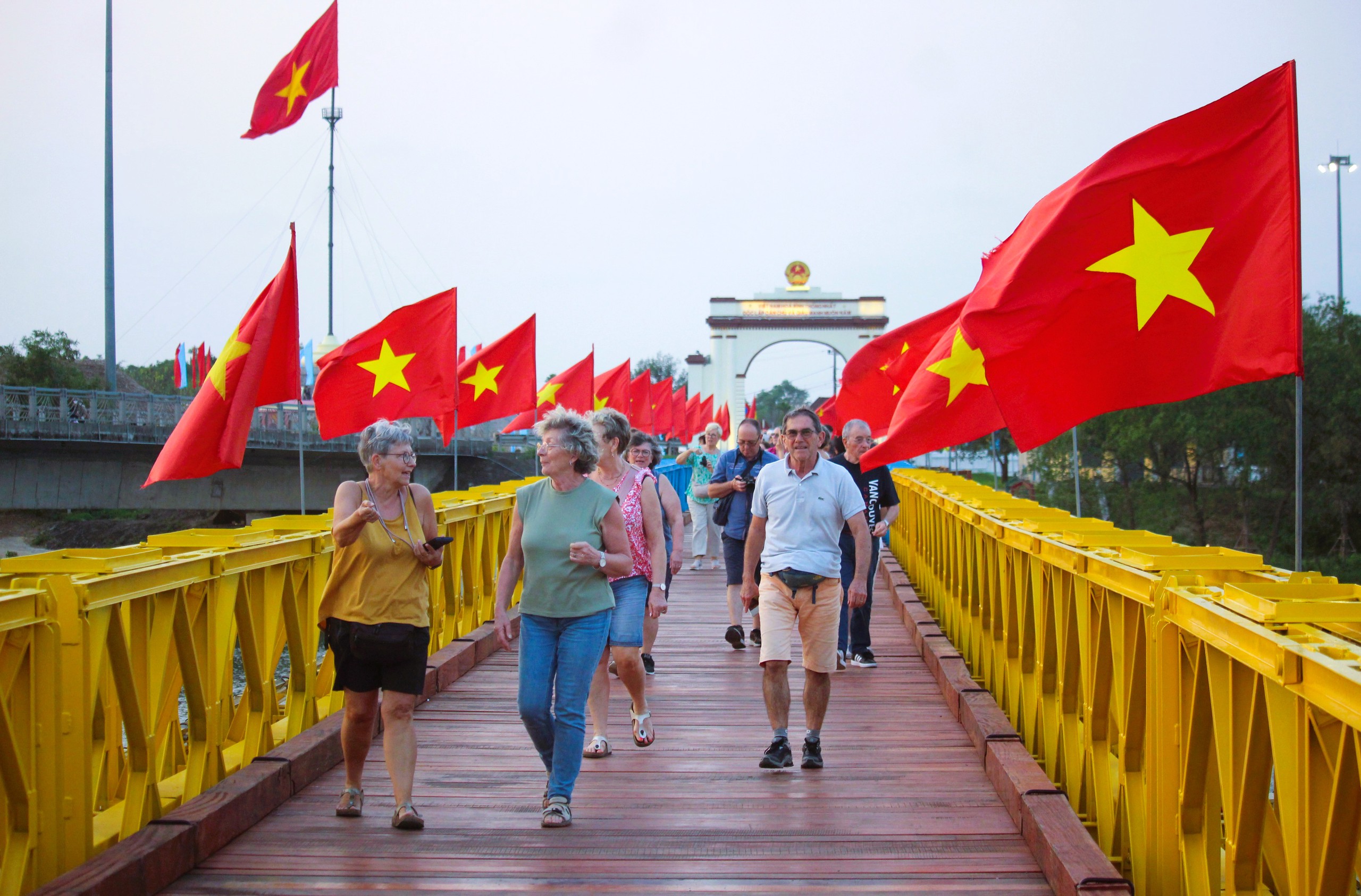 Khu di tích quốc gia đặc biệt Đôi bờ Hiền Lương - Bến Hải nhộn nhịp khách tham quan- Ảnh 1. Khu di tích quốc gia đặc biệt Đôi bờ Hiền Lương - Bến Hải nhộn nhịp khách tham quan- Ảnh 1.