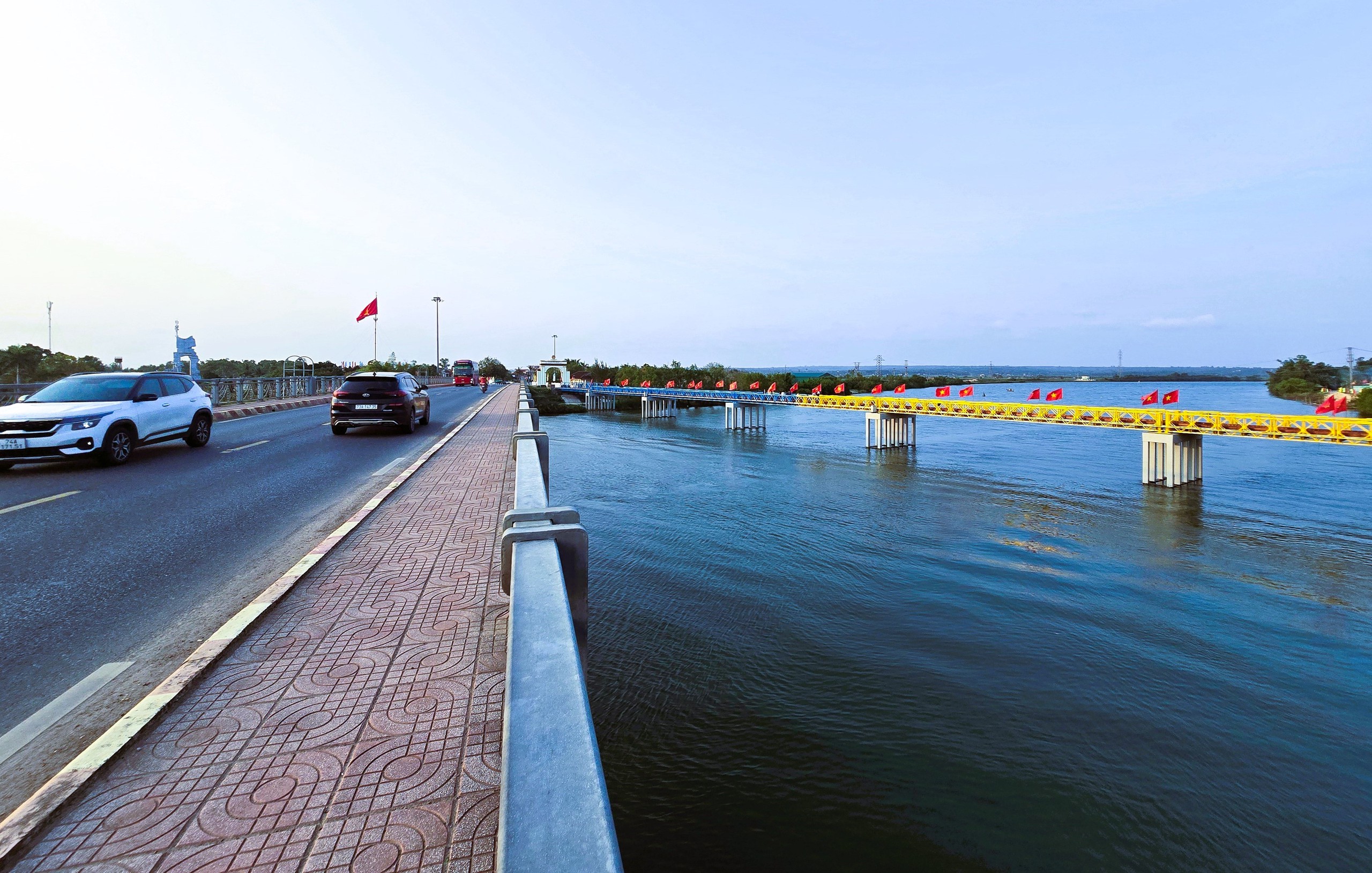 Khu di tích quốc gia đặc biệt Đôi bờ Hiền Lương - Bến Hải nhộn nhịp khách tham quan- Ảnh 9. Khu di tích quốc gia đặc biệt Đôi bờ Hiền Lương - Bến Hải nhộn nhịp khách tham quan- Ảnh 9.