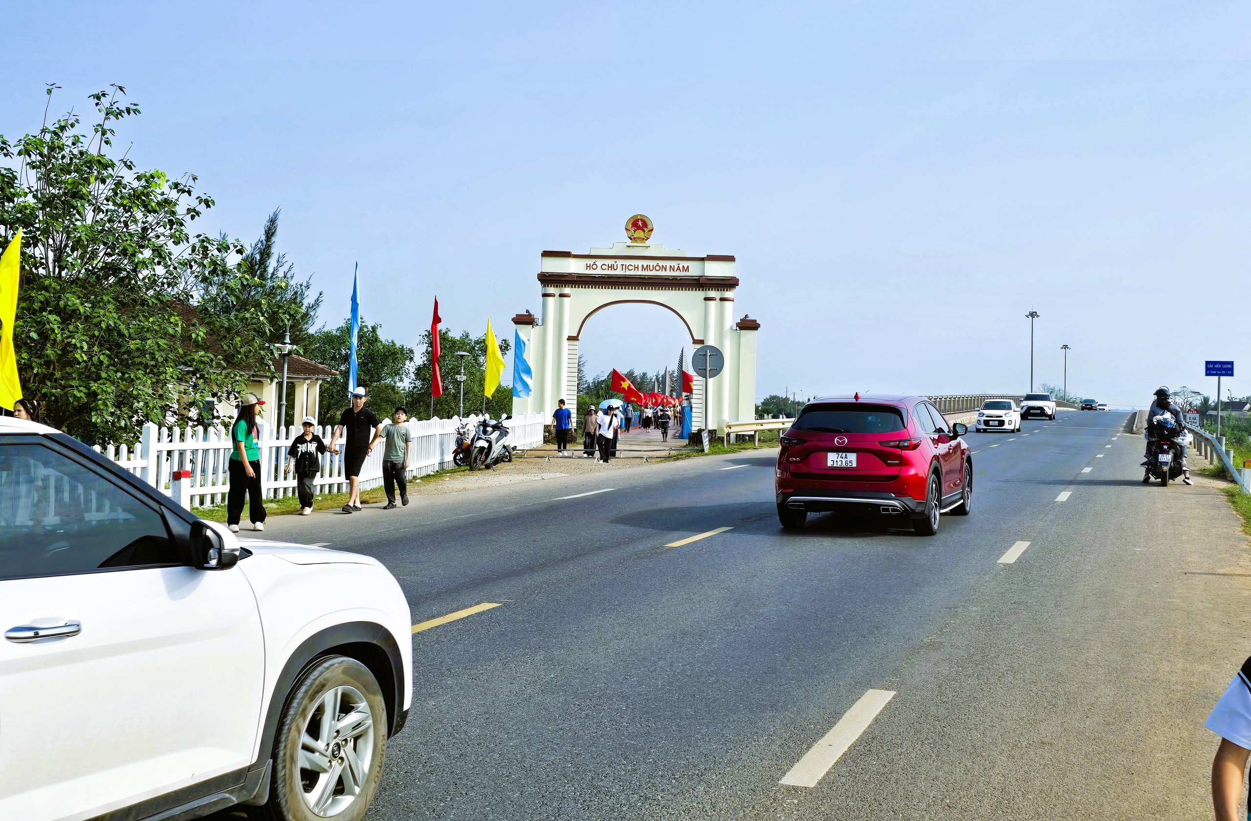 Khu di tích quốc gia đặc biệt Đôi bờ Hiền Lương - Bến Hải nhộn nhịp khách tham quan- Ảnh 14. Khu di tích quốc gia đặc biệt Đôi bờ Hiền Lương - Bến Hải nhộn nhịp khách tham quan- Ảnh 14.