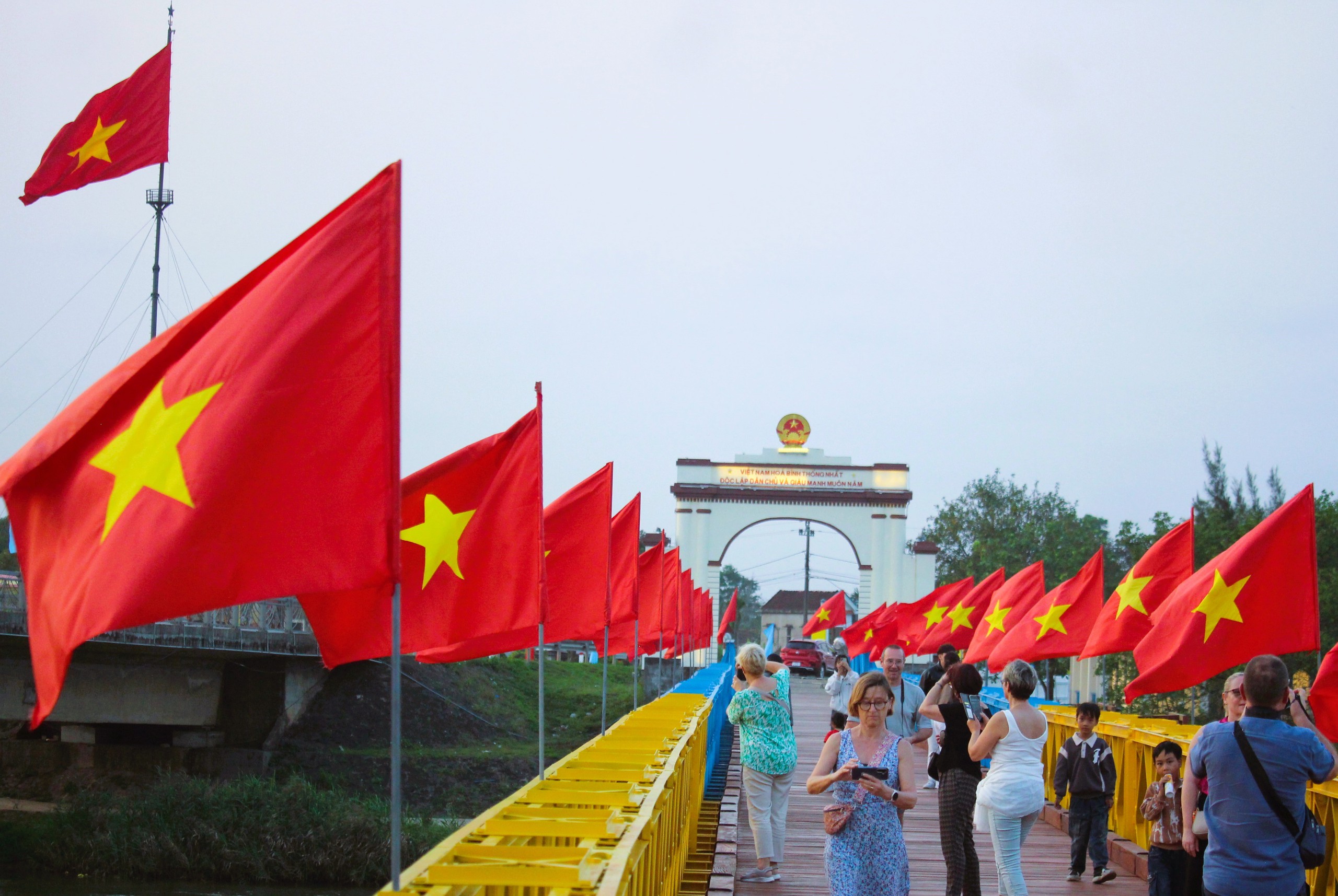 Khu di tích quốc gia đặc biệt Đôi bờ Hiền Lương - Bến Hải nhộn nhịp khách tham quan- Ảnh 15. Khu di tích quốc gia đặc biệt Đôi bờ Hiền Lương - Bến Hải nhộn nhịp khách tham quan- Ảnh 15.