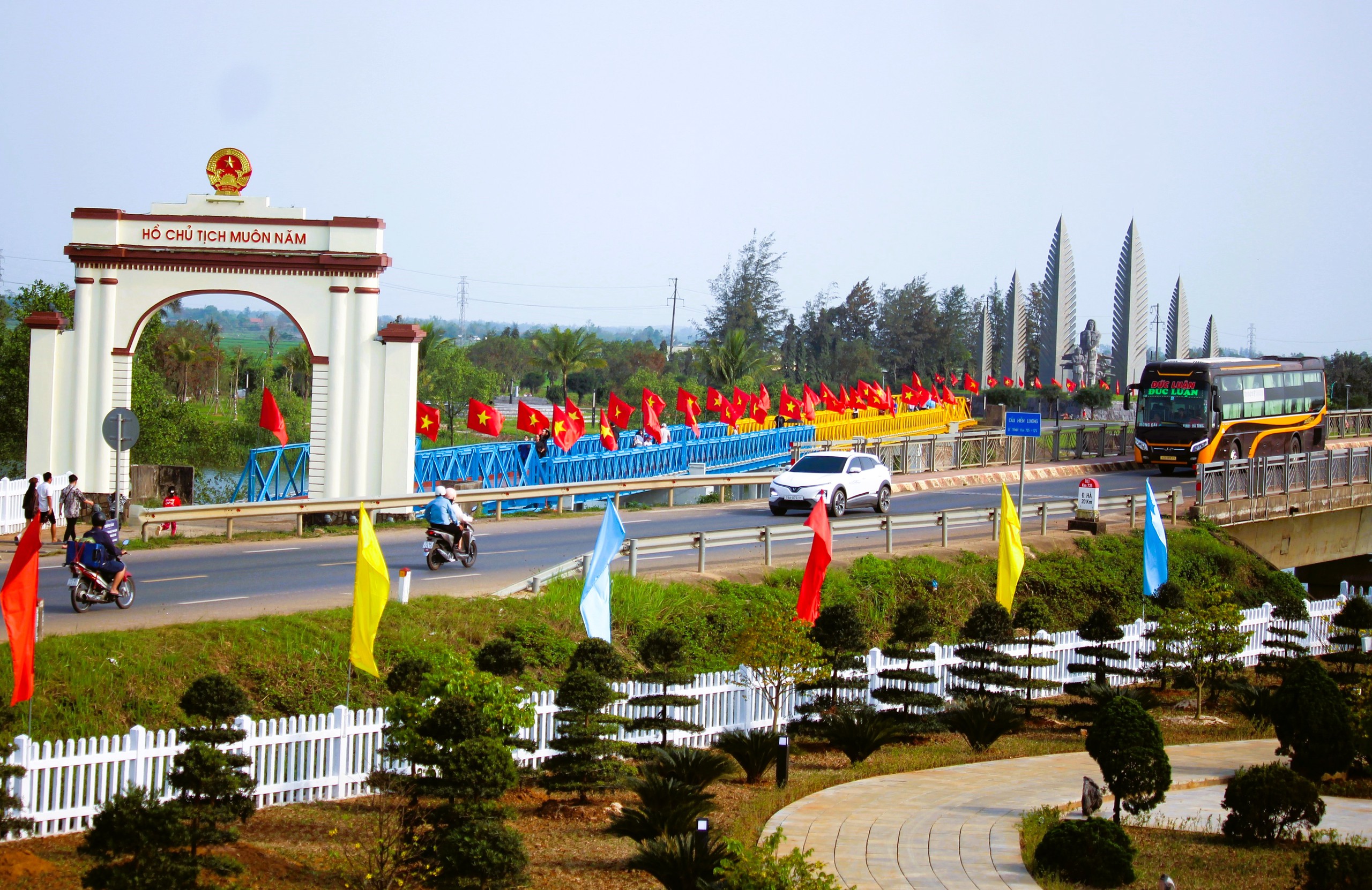 Khu di tích quốc gia đặc biệt Đôi bờ Hiền Lương - Bến Hải nhộn nhịp khách tham quan- Ảnh 2. Khu di tích quốc gia đặc biệt Đôi bờ Hiền Lương - Bến Hải nhộn nhịp khách tham quan- Ảnh 2.