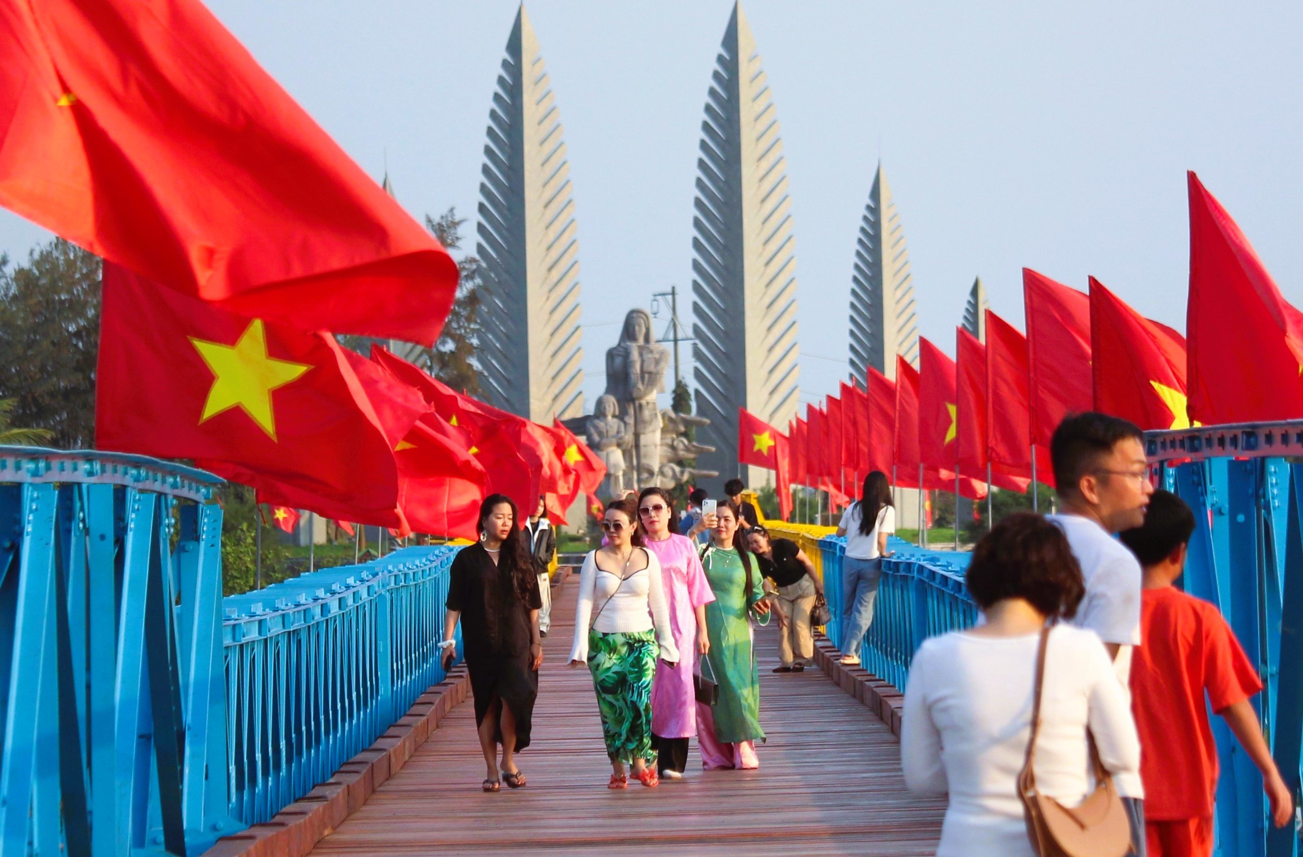 Khu di tích quốc gia đặc biệt Đôi bờ Hiền Lương - Bến Hải nhộn nhịp khách tham quan- Ảnh 3. Khu di tích quốc gia đặc biệt Đôi bờ Hiền Lương - Bến Hải nhộn nhịp khách tham quan- Ảnh 3.