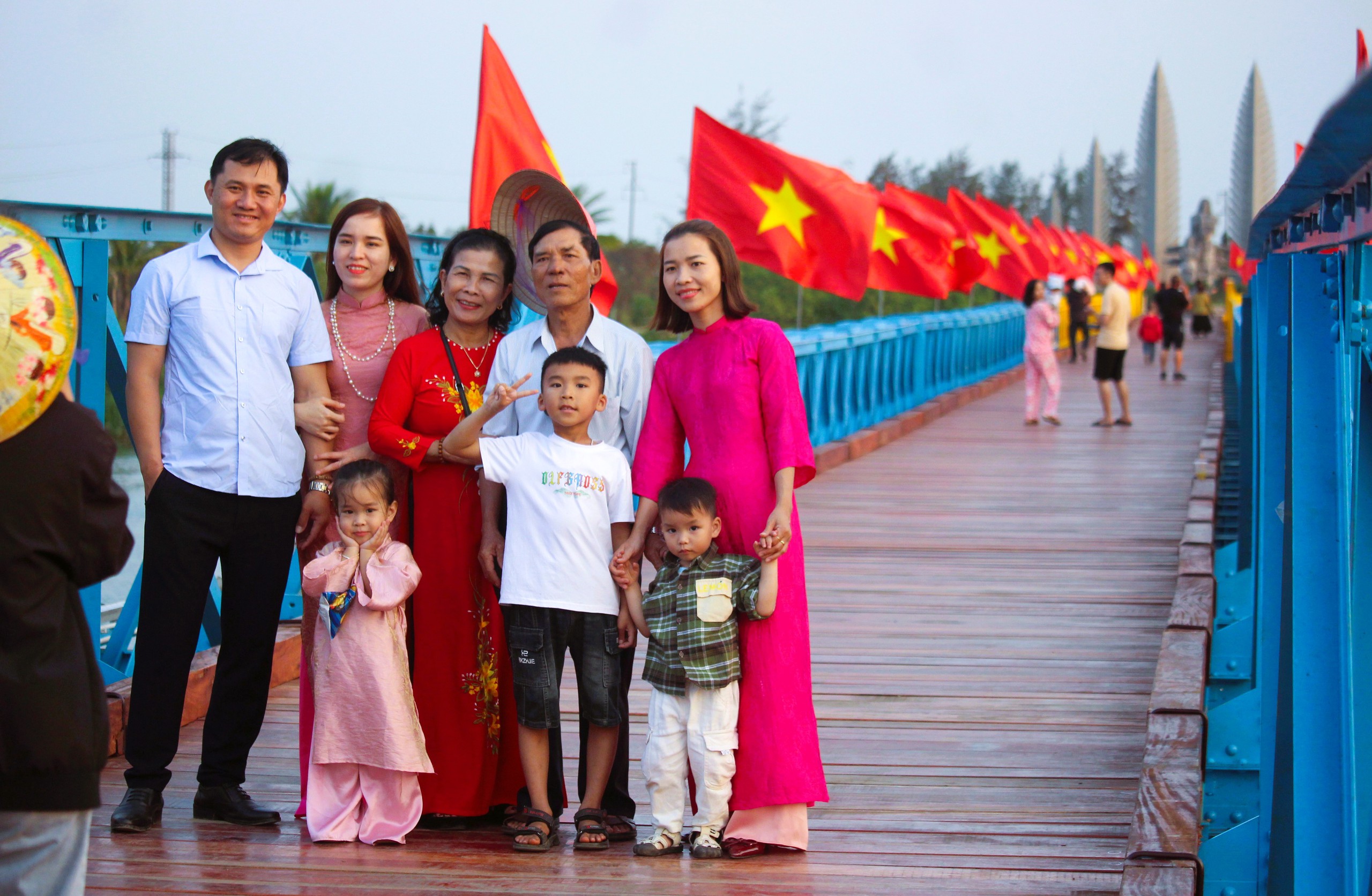 Khu di tích quốc gia đặc biệt Đôi bờ Hiền Lương - Bến Hải nhộn nhịp khách tham quan- Ảnh 4. Khu di tích quốc gia đặc biệt Đôi bờ Hiền Lương - Bến Hải nhộn nhịp khách tham quan- Ảnh 4.