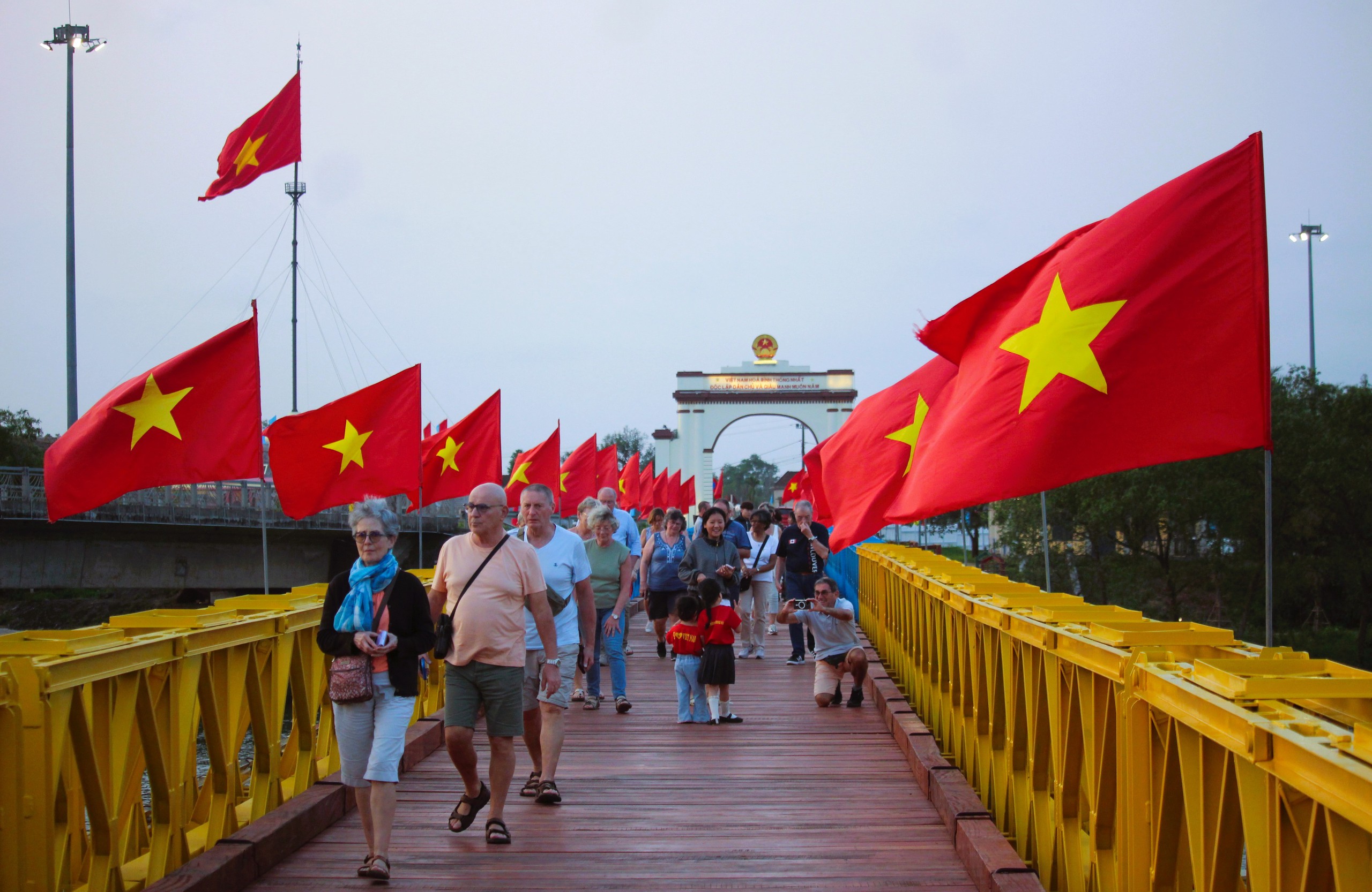 Khu di tích quốc gia đặc biệt Đôi bờ Hiền Lương - Bến Hải nhộn nhịp khách tham quan- Ảnh 5. Khu di tích quốc gia đặc biệt Đôi bờ Hiền Lương - Bến Hải nhộn nhịp khách tham quan- Ảnh 5.