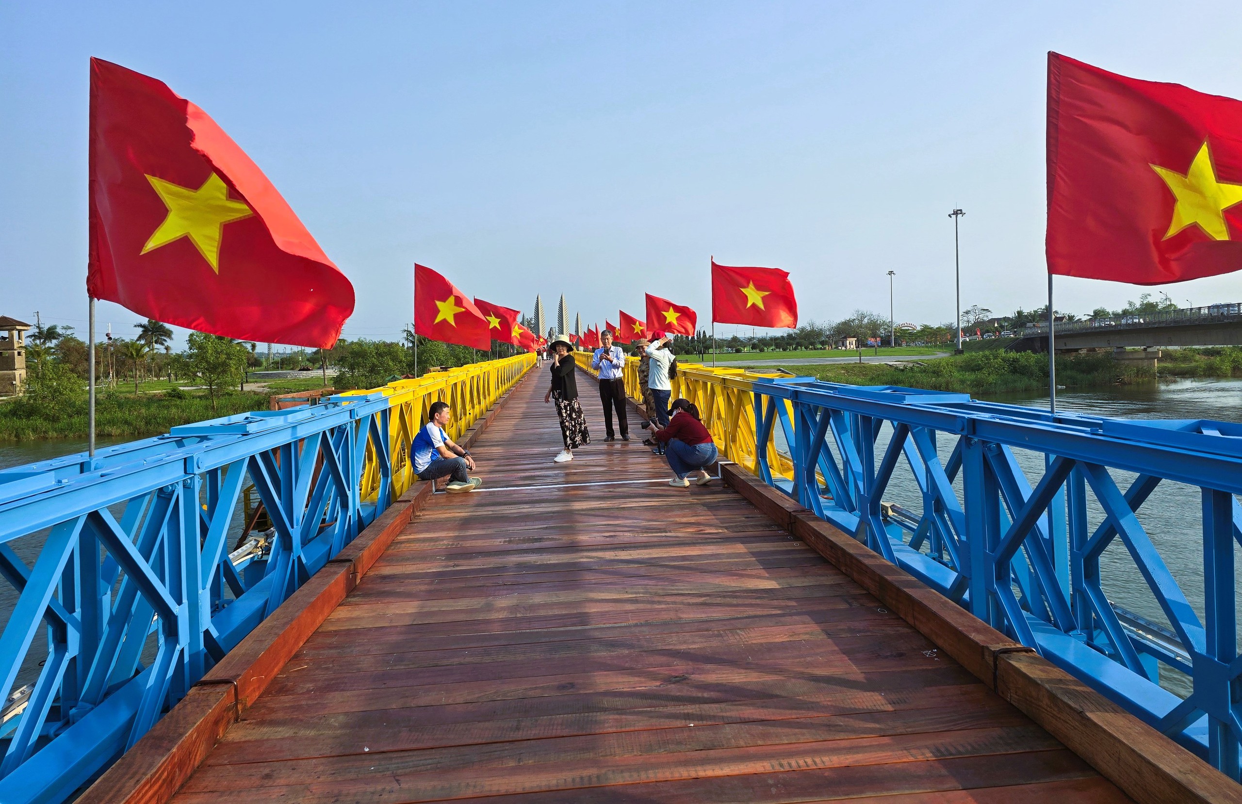 Khu di tích quốc gia đặc biệt Đôi bờ Hiền Lương - Bến Hải nhộn nhịp khách tham quan- Ảnh 6. Khu di tích quốc gia đặc biệt Đôi bờ Hiền Lương - Bến Hải nhộn nhịp khách tham quan- Ảnh 6.