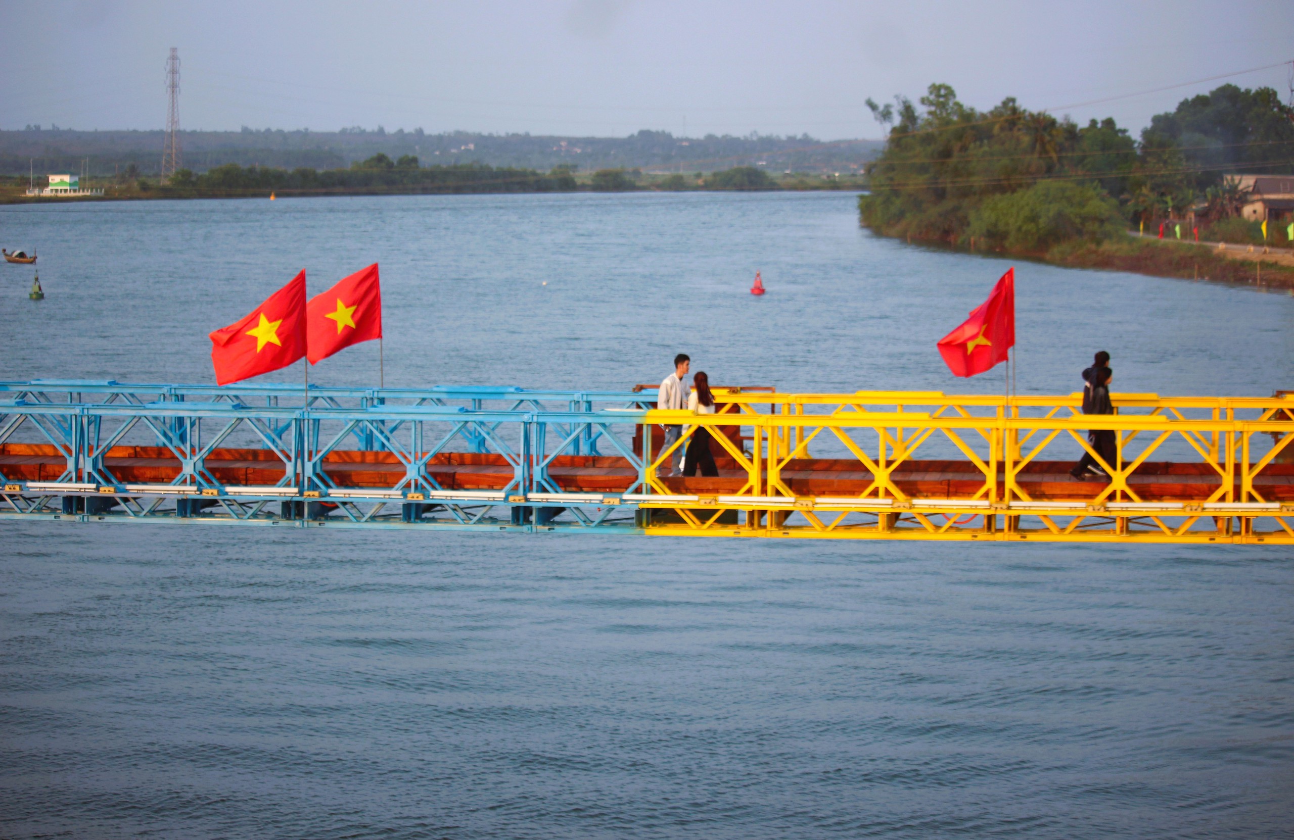 Khu di tích quốc gia đặc biệt Đôi bờ Hiền Lương - Bến Hải nhộn nhịp khách tham quan- Ảnh 7. Khu di tích quốc gia đặc biệt Đôi bờ Hiền Lương - Bến Hải nhộn nhịp khách tham quan- Ảnh 7.